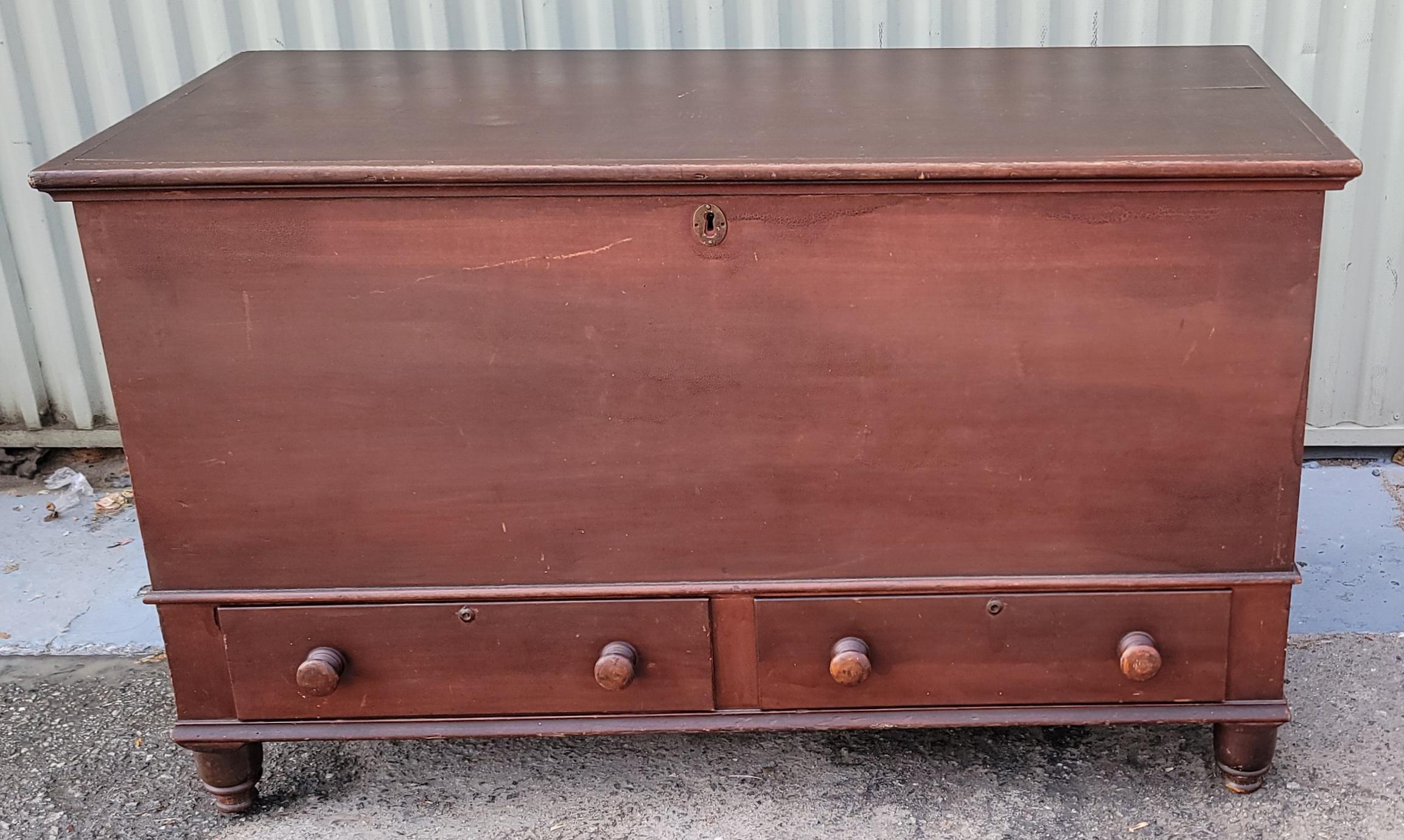 19Thc Cassapanca originale per coperte di superficie proveniente dalla Pennsylvania. L'intera cassapanca  è la cassa e i cassetti a coda di rondine. Questa bella cassettiera è stata trovata nella contea di Berk, in Pennsylvania.