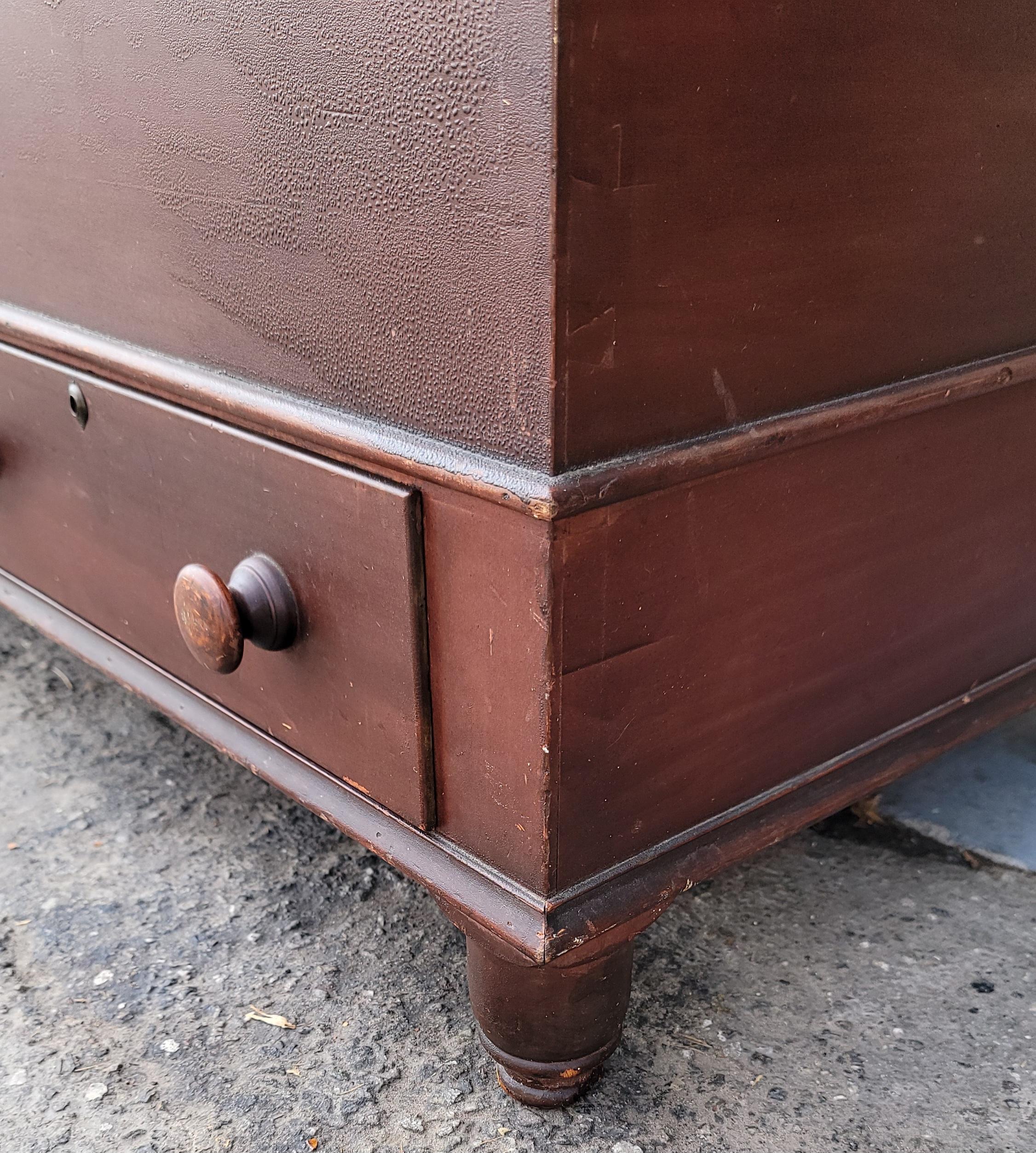Legno Cassettone del XIX secolo con due cassetti sottostanti in vendita