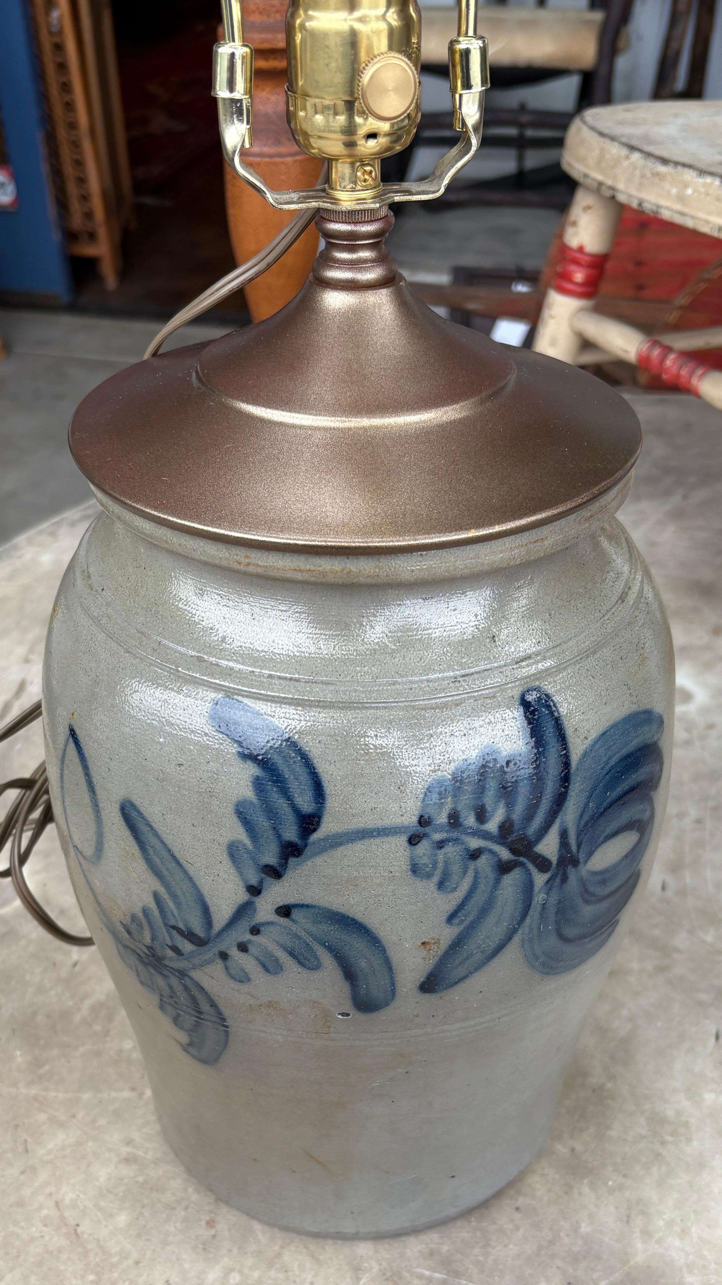 Lampada in gres decorato blu del XIX secolo (appena cablata) in vendita 3