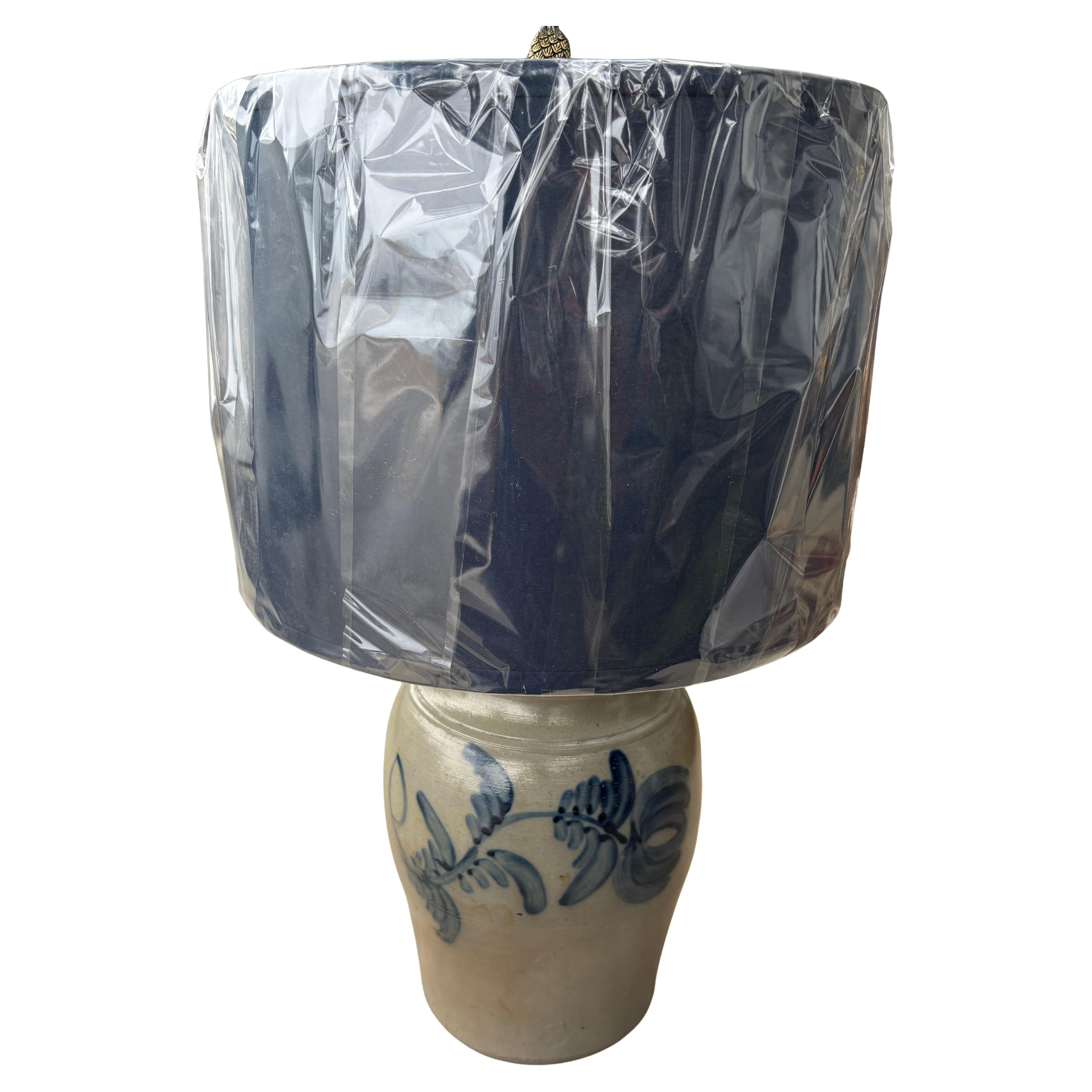 Lampada in gres decorato blu del XIX secolo proveniente dalla Pennsylvania e paralume indaco appena cablato e nuovo.

Verranno inviati due pacchetti: uno per la lampada e uno per il paralume.