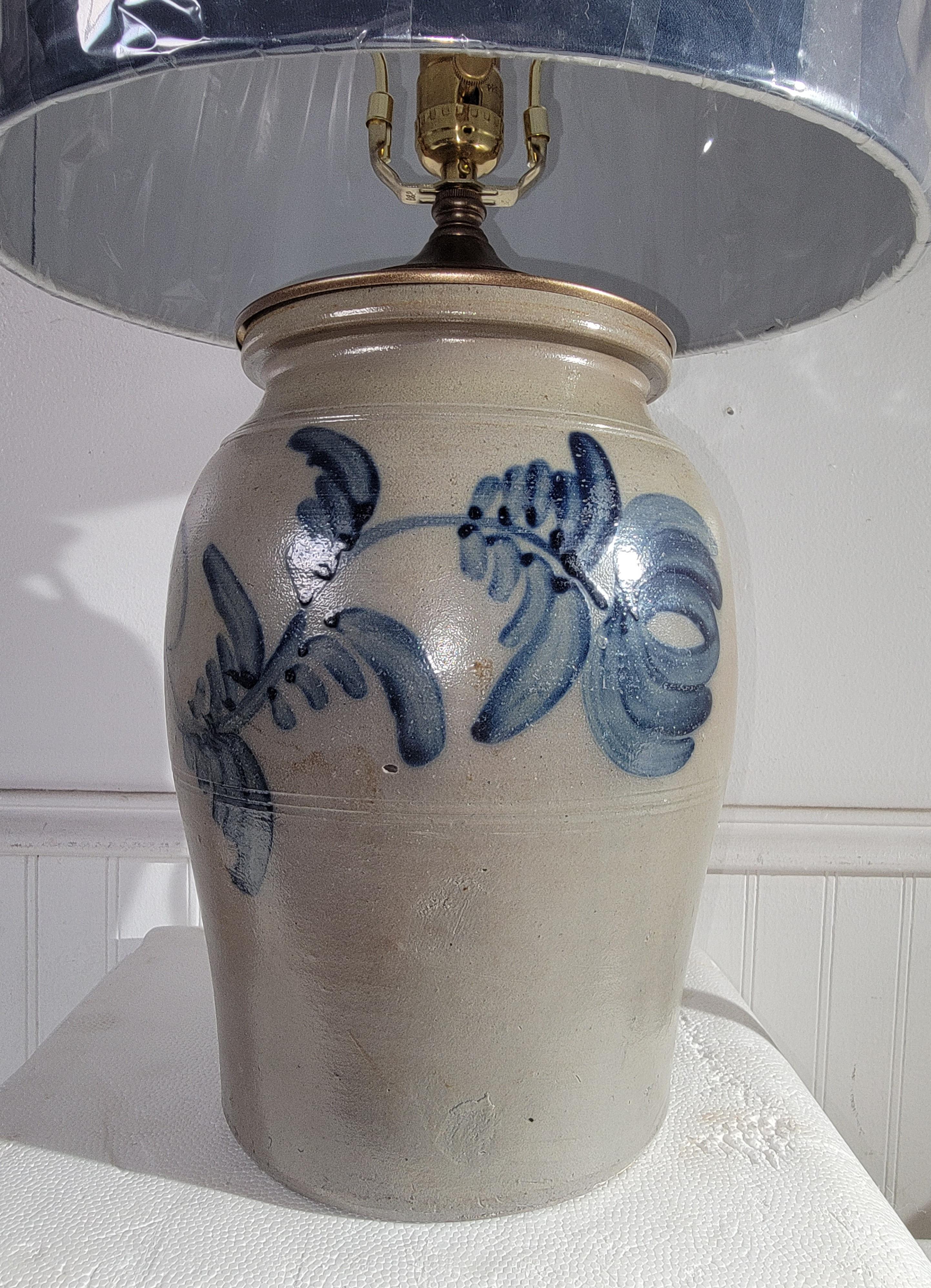 Country Lampada in gres decorato blu del XIX secolo (appena cablata) in vendita