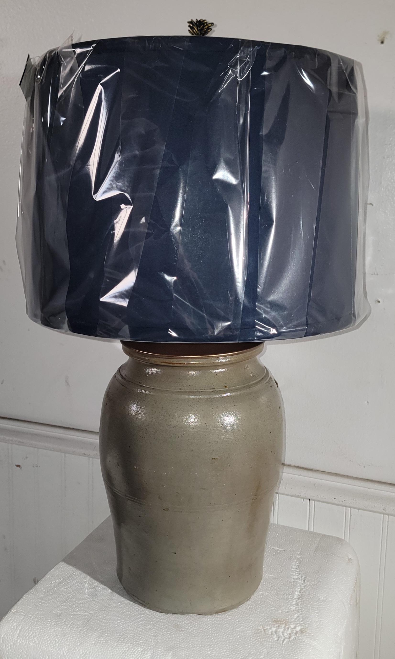 Americano Lampada in gres decorato blu del XIX secolo (appena cablata) in vendita
