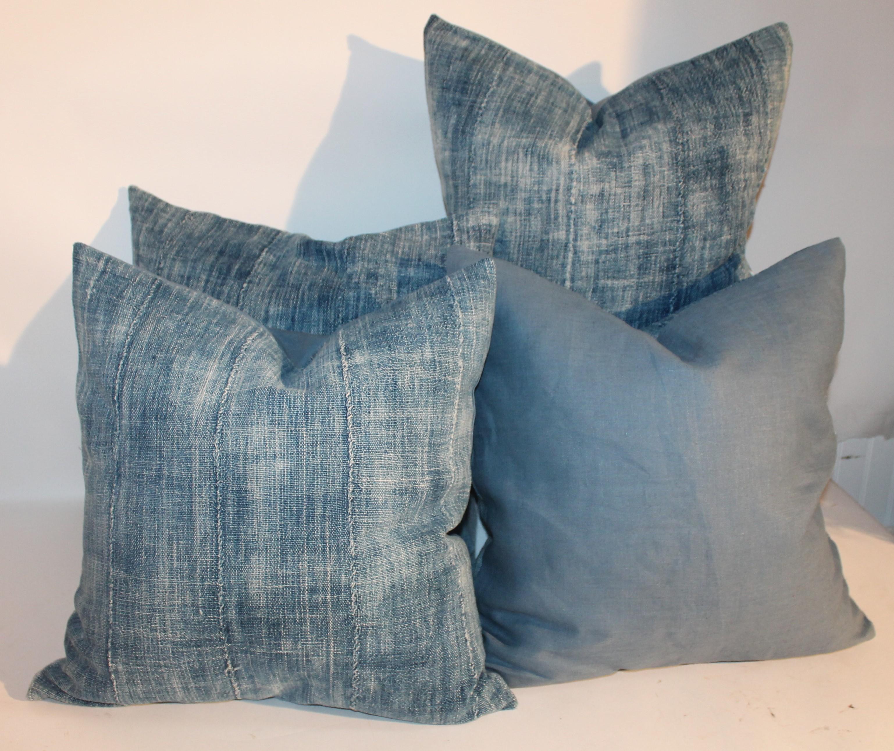 Groupe de quatre coussins en lin bleu fabriqués à la main au 19e siècle en vente 1