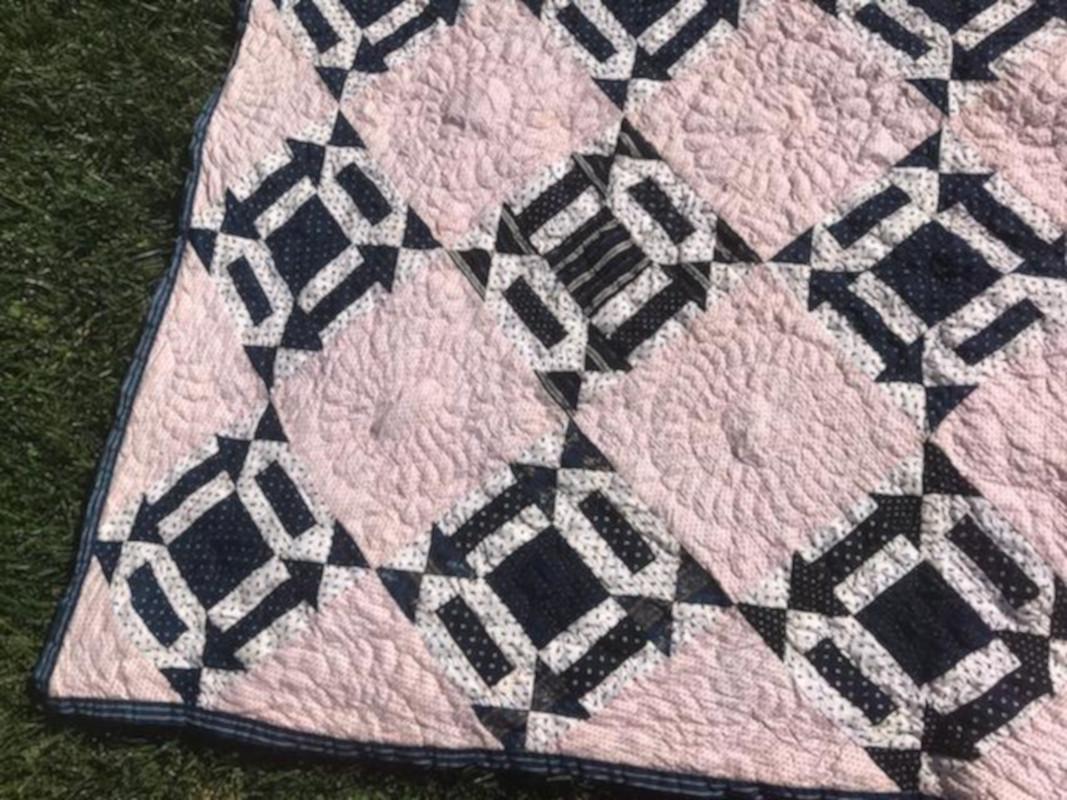 19. Jahrhundert Blau & Weißes Pfeil-Muster Quilt mit roten Streifen zurück Runde (Land) im Angebot