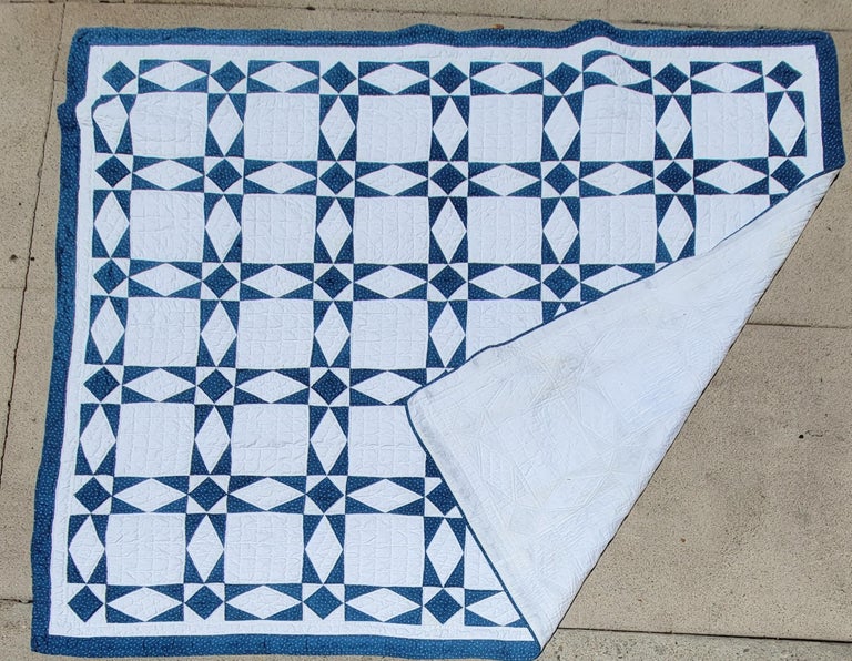 19Thc Blue & white geometric touching stars quilt in pristine condition. This quilt is in very good condition and very nice piecing.