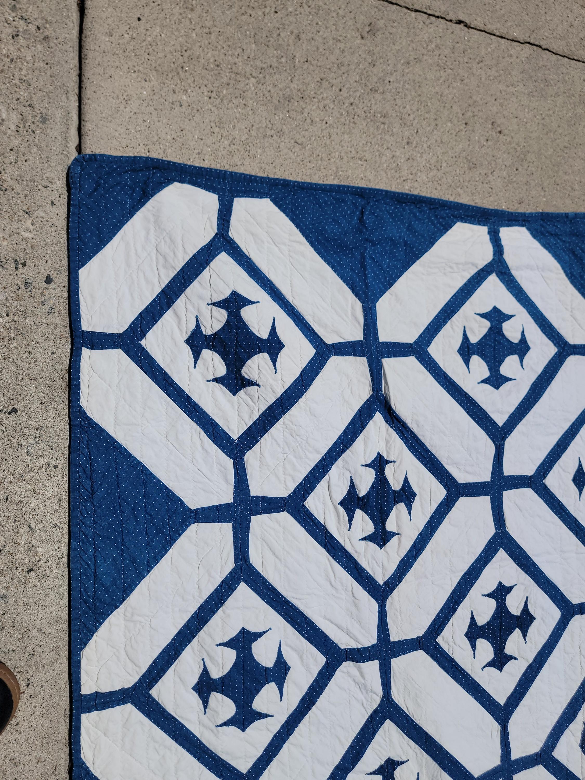 Questo calico blu e bianco dei primi anni del XIX secolo presenta un motivo interessante con quadrati a pettine. Le condizioni sono ottime e si tratta di un tessuto di calico blu molto tenue.