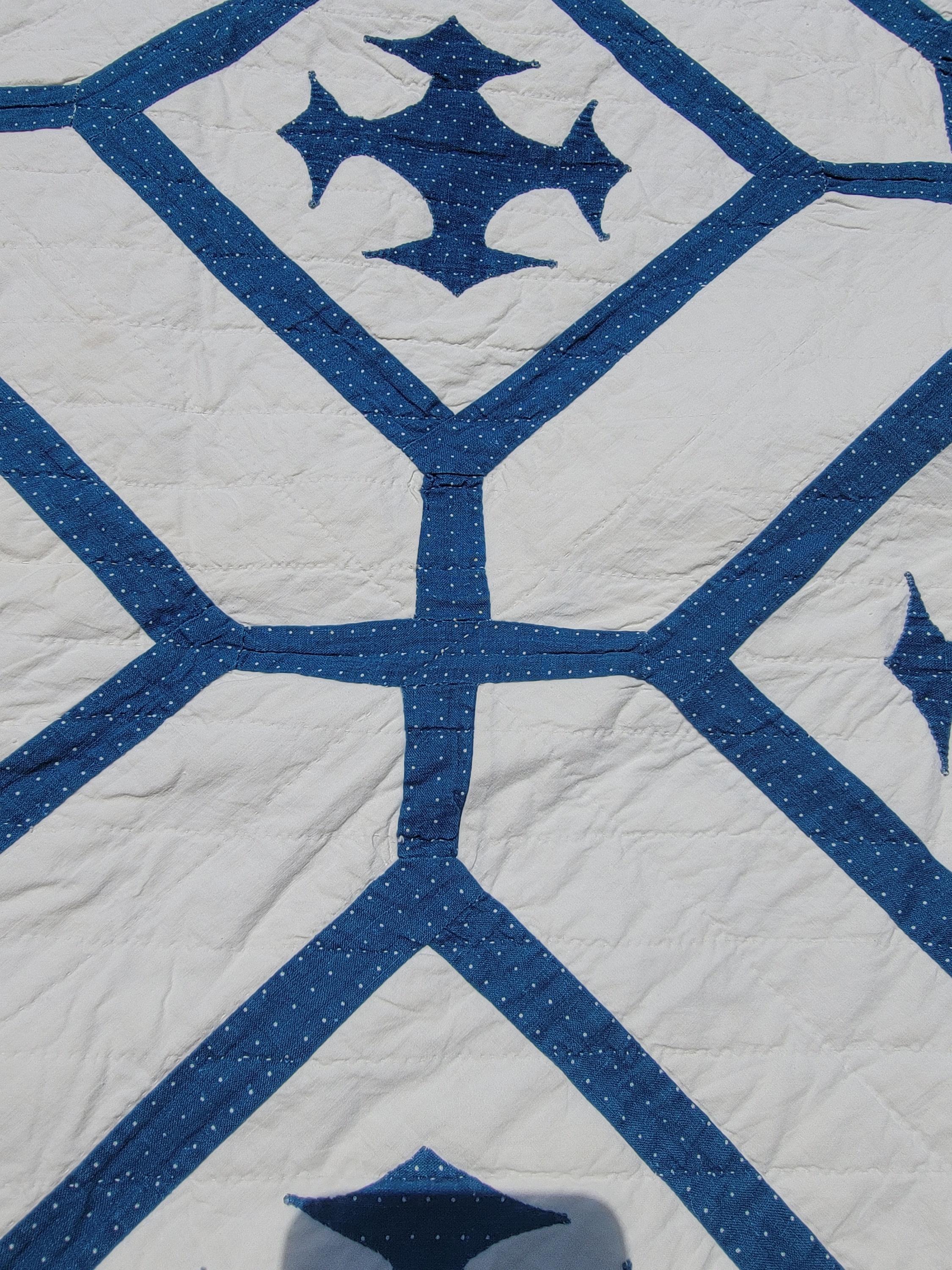 Americano Trapunta geometrica bianca e blu del XIX secolo in vendita