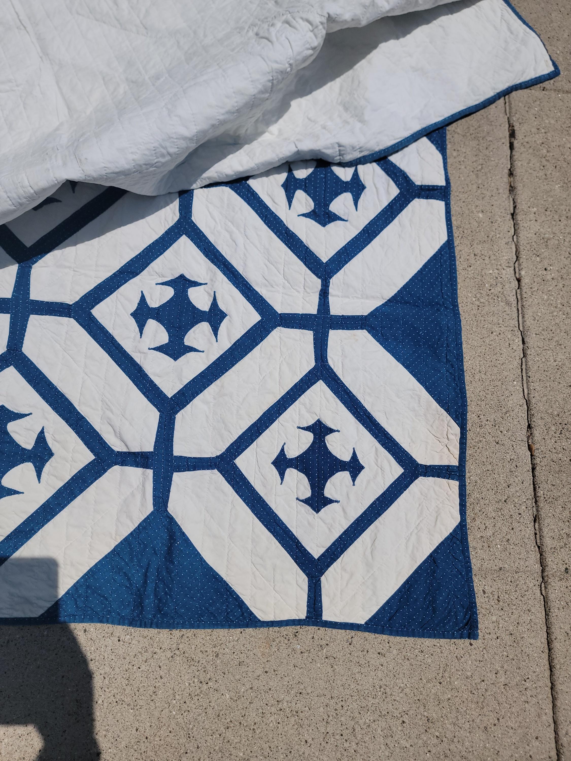 Fatto a mano Trapunta geometrica bianca e blu del XIX secolo in vendita