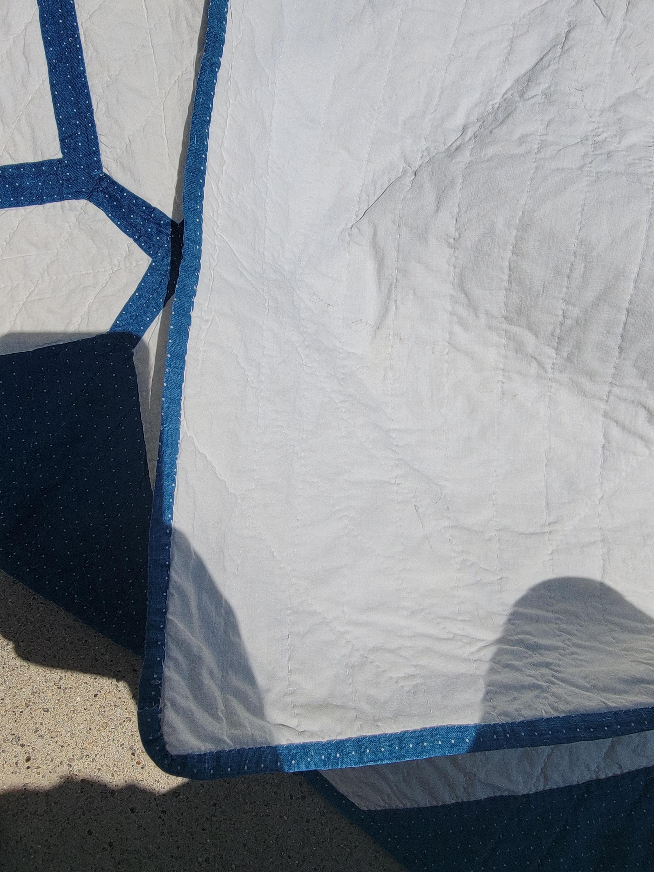 Cotone Trapunta geometrica bianca e blu del XIX secolo in vendita