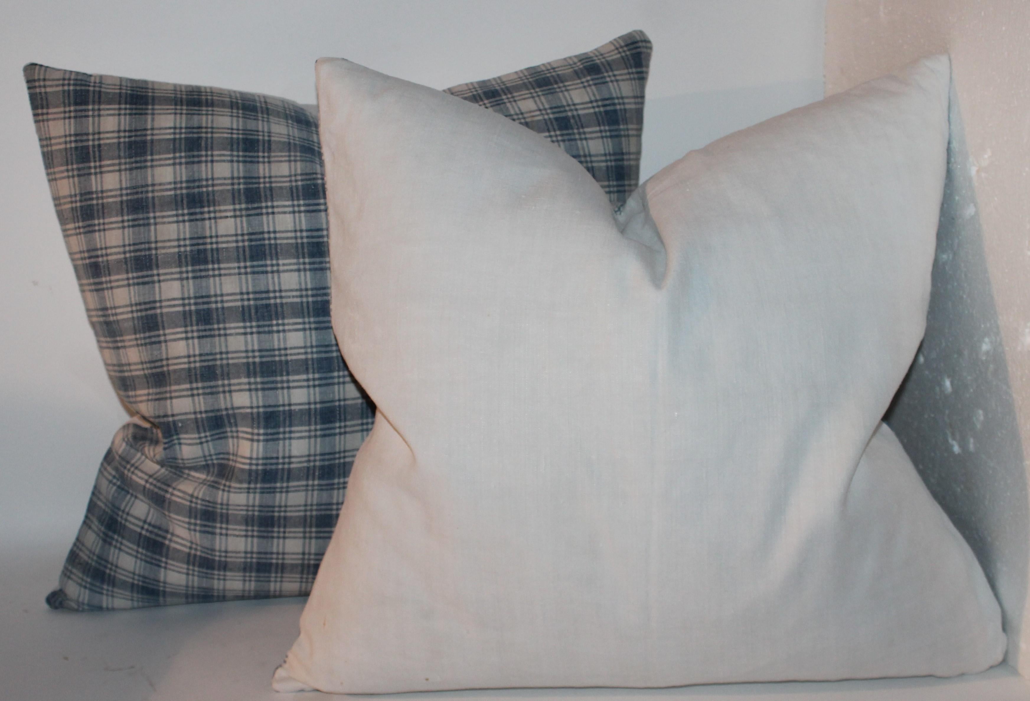 Cuscini in lino blu e bianco del XIX secolo con retro in lino bianco. Imbottitura in piuma e piumino. Venduto in coppia.