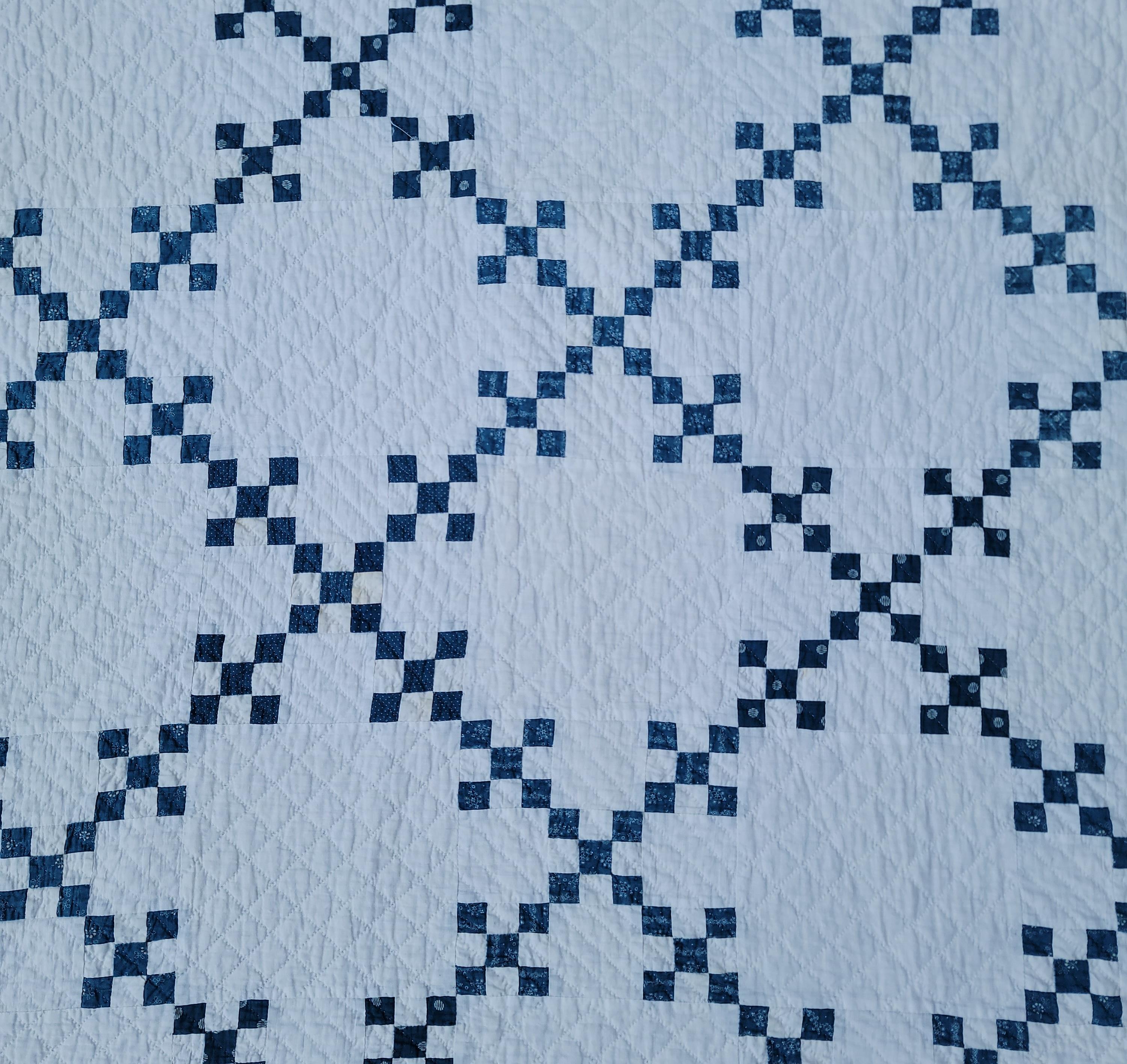 Dieser blau-weiße Briefmarkenquilt aus dem 19. Jahrhundert ist in tadellosem Zustand. Es ist professionell gereinigt worden.