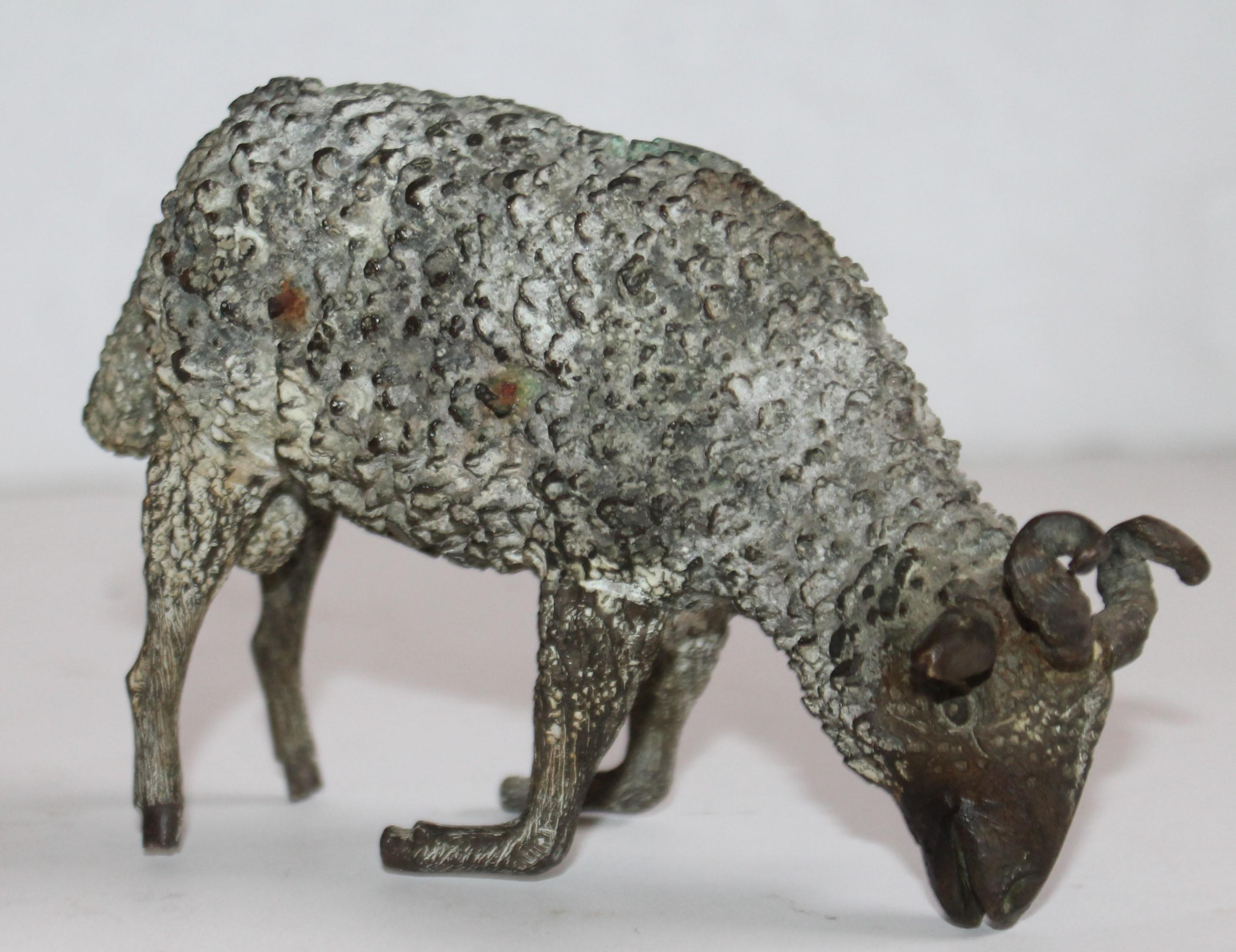 handgefertigte Bronzeskulptur eines Schafes aus dem 19. Jahrhundert. Keine Signatur oder Herstellermarke.