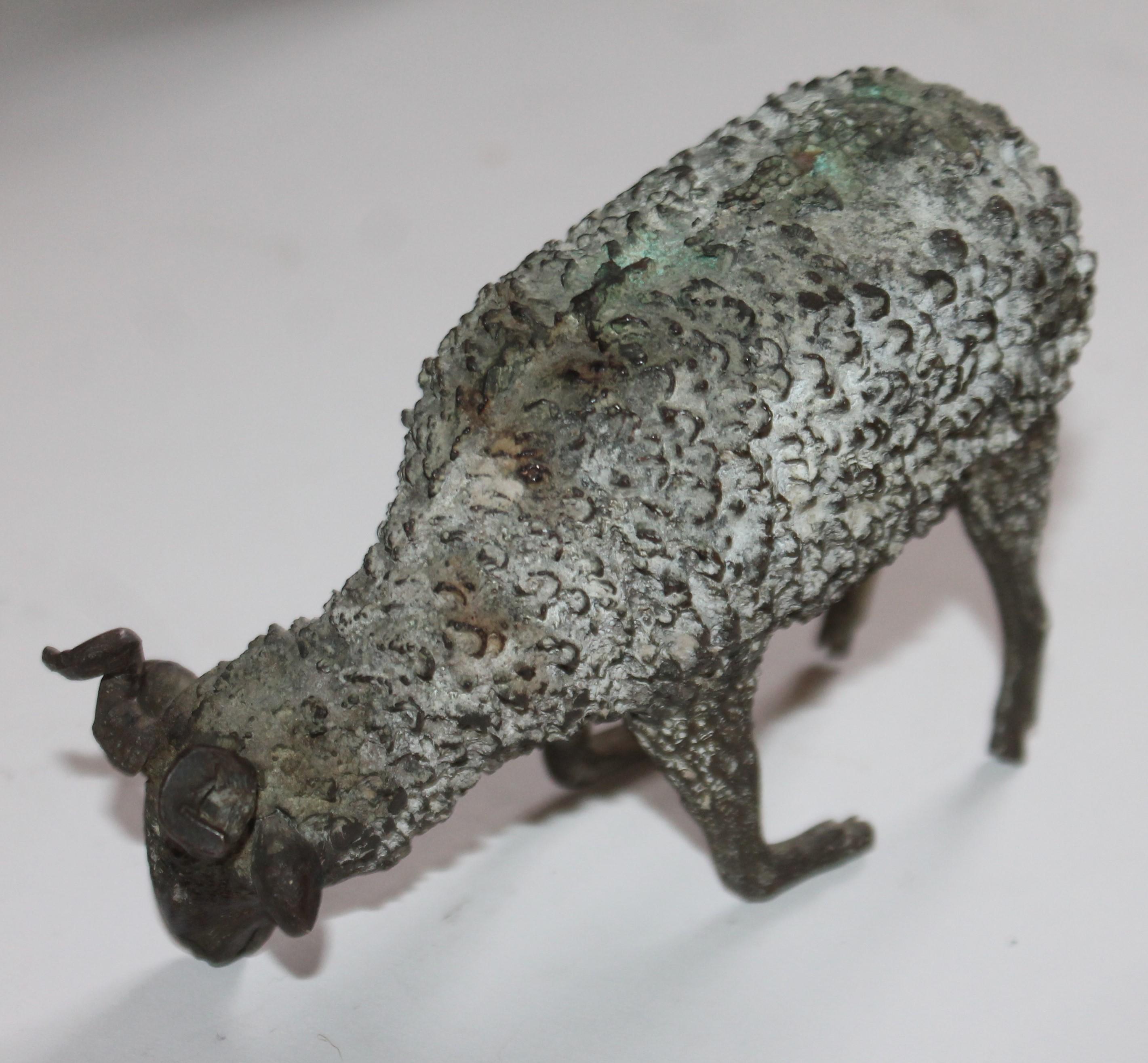 handgefertigte Bronze-Skulptur eines Schafes aus dem 19 (Handgefertigt) im Angebot