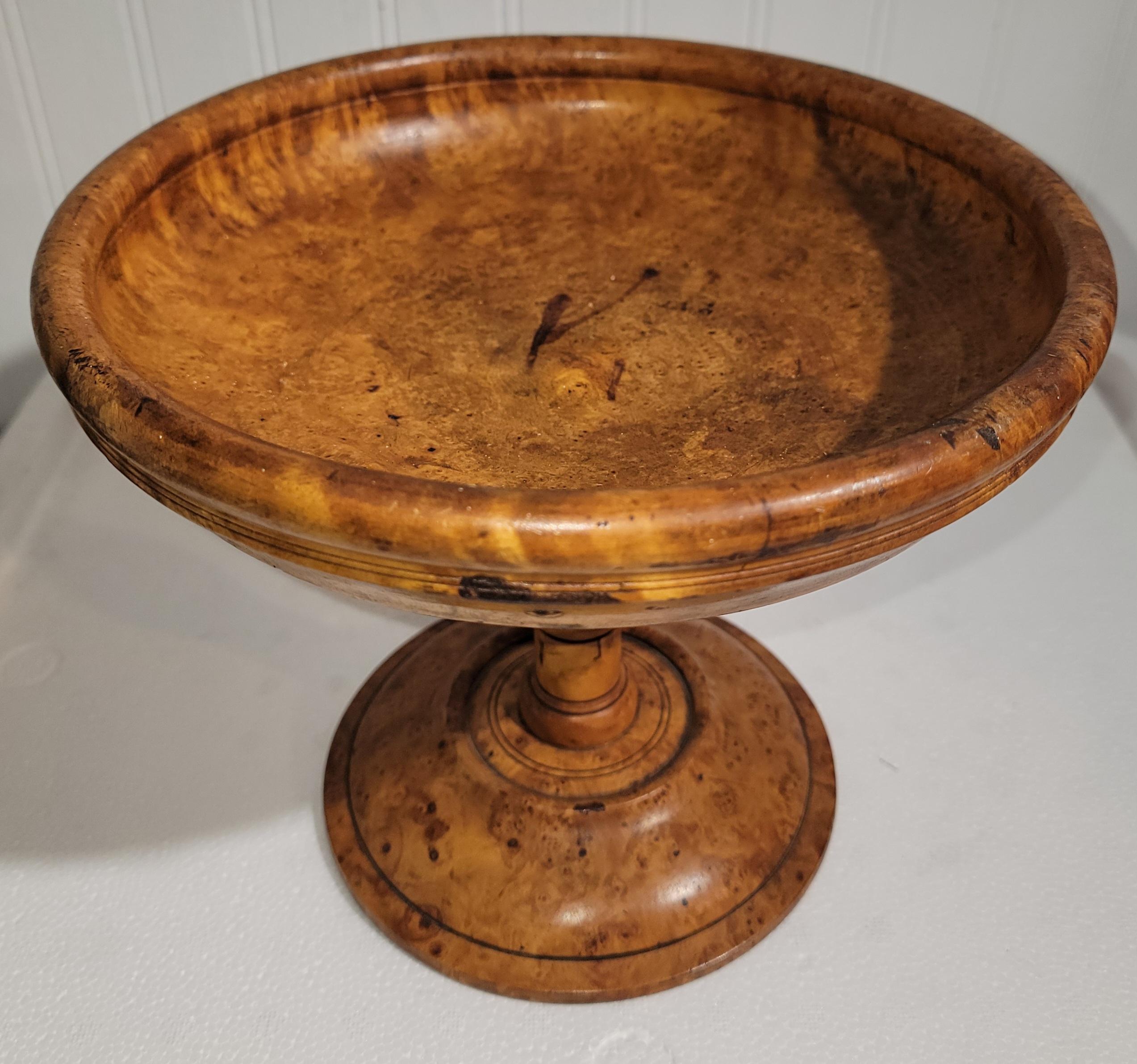 19Thc Burl tiger maple compote from New England in ottime condizioni 7 filled with a 25 pieces  Collezione di frutta a nocciolo in miniatura. Venduta come collezione di frutta a nocciolo e composta insieme.