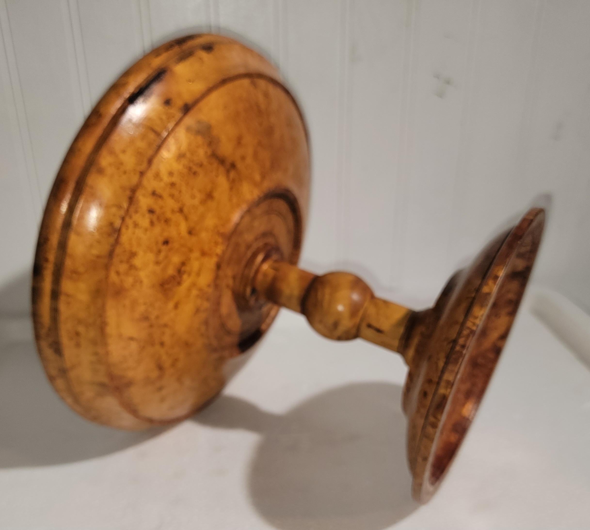 Stile Adirondack Composta di acero di radica 19Thc con una collezione di 25 pezzi di frutta a nocciolo in vendita