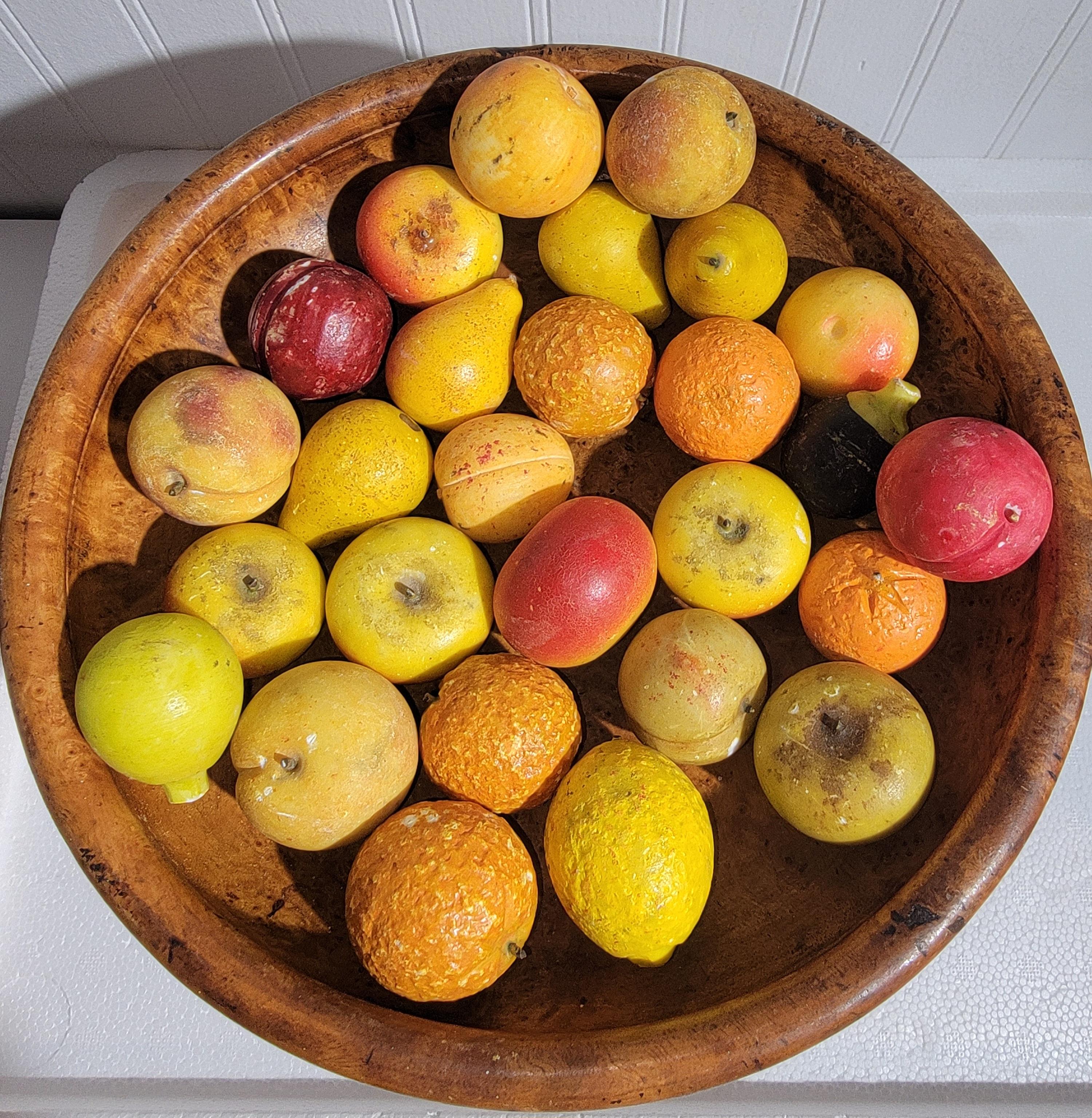 Composta di acero di radica 19Thc con una collezione di 25 pezzi di frutta a nocciolo In condizioni buone in vendita a Los Angeles, CA