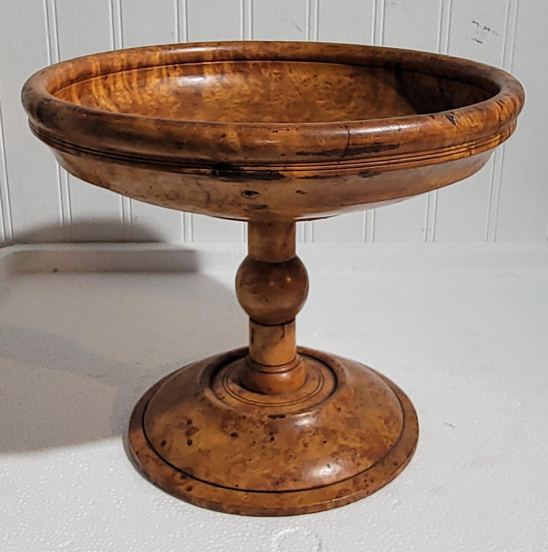 XIX secolo Composta di acero di radica 19Thc con una collezione di 25 pezzi di frutta a nocciolo in vendita
