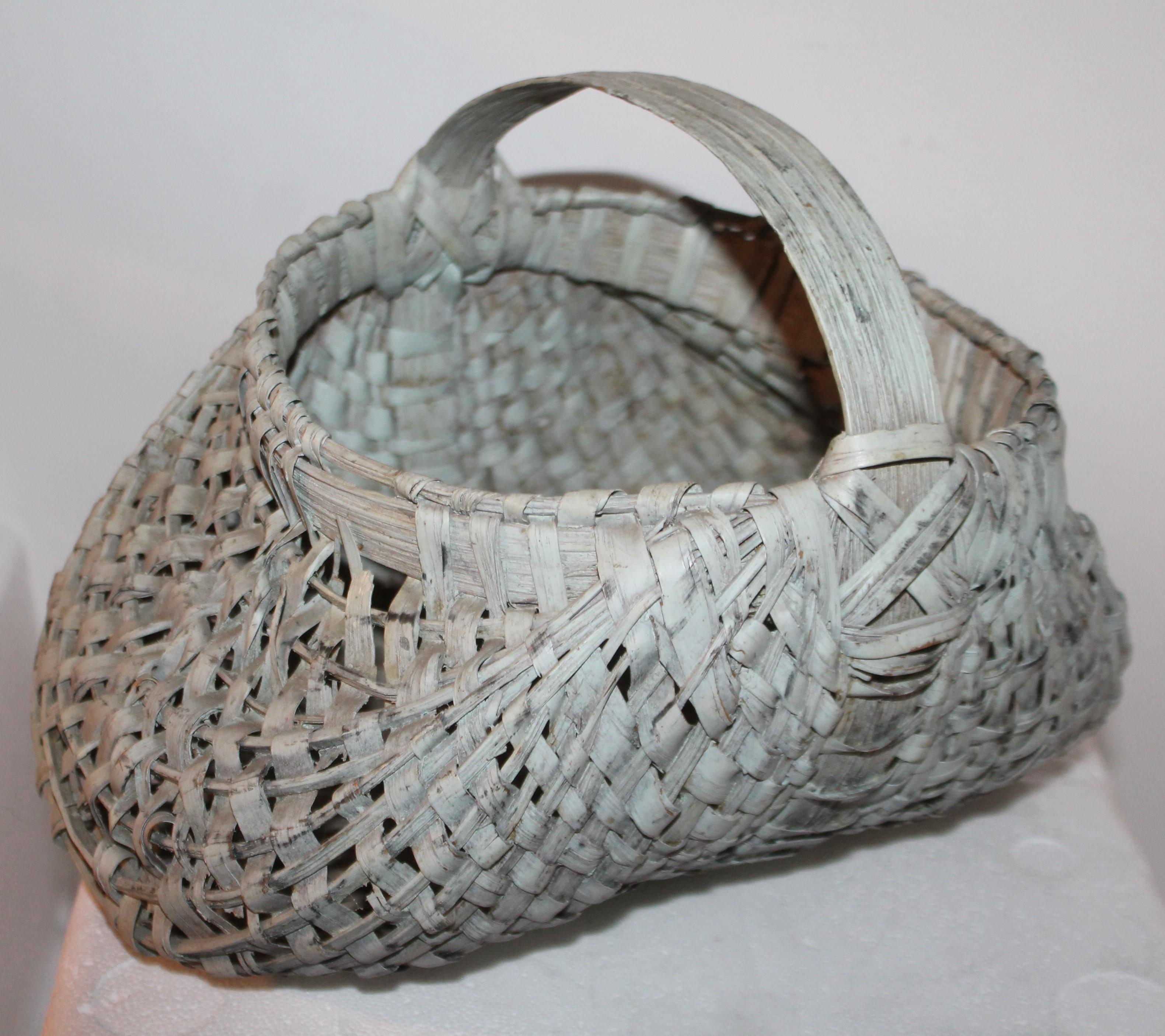 This 19th century original painted grey buttocks basket is in good condition with minor breaks on base in areas. Amazing form and nice patina.