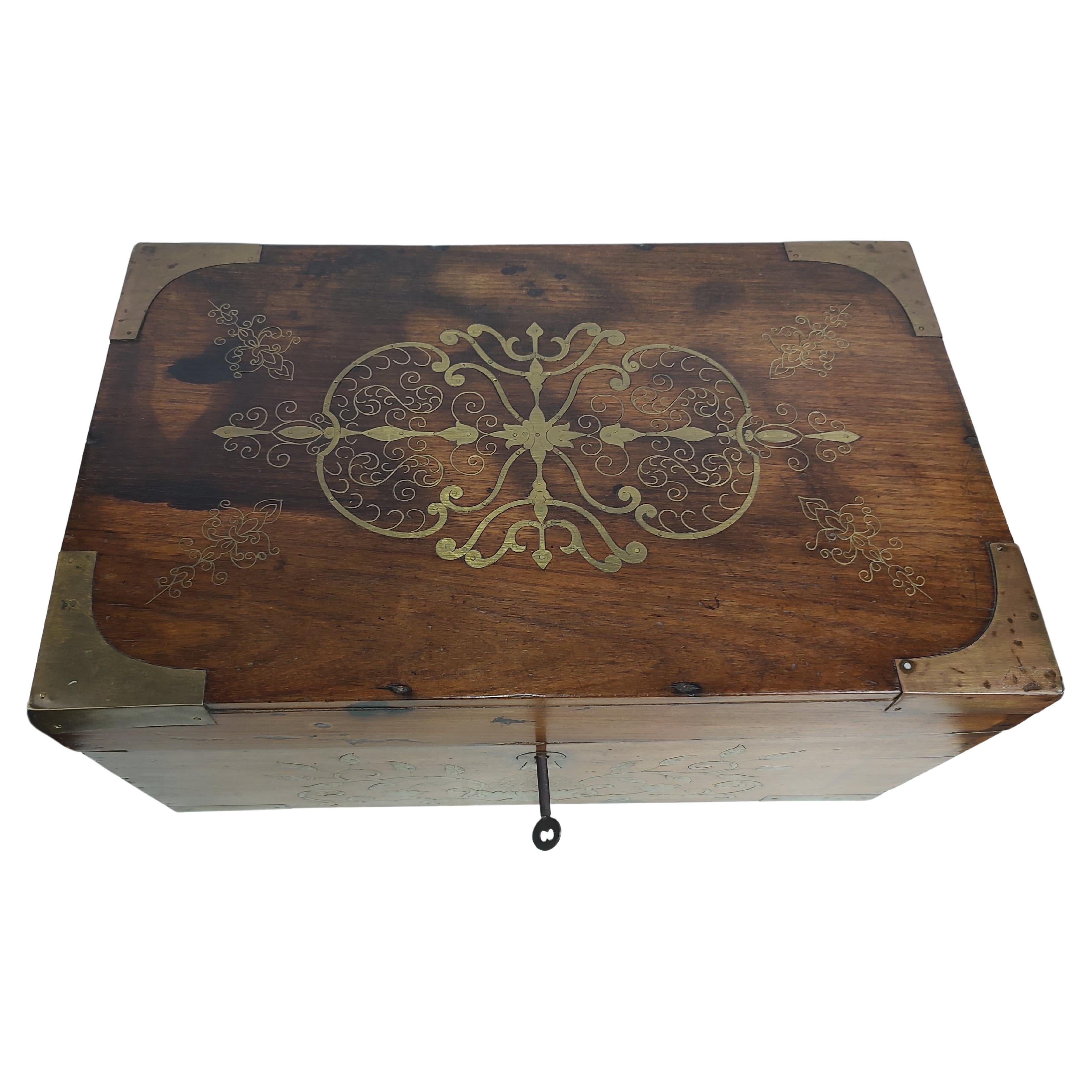 Wunderschöner und großer Briefkasten aus Palisander und Teakholz mit Messingeinlage. Zahlreiche Fächer mit Deckeln für verschiedene Gegenstände. Geschlitzte Rückwand für Papier. Griffe aus Messing und ein funktionierendes Schloss mit Schlüssel. In