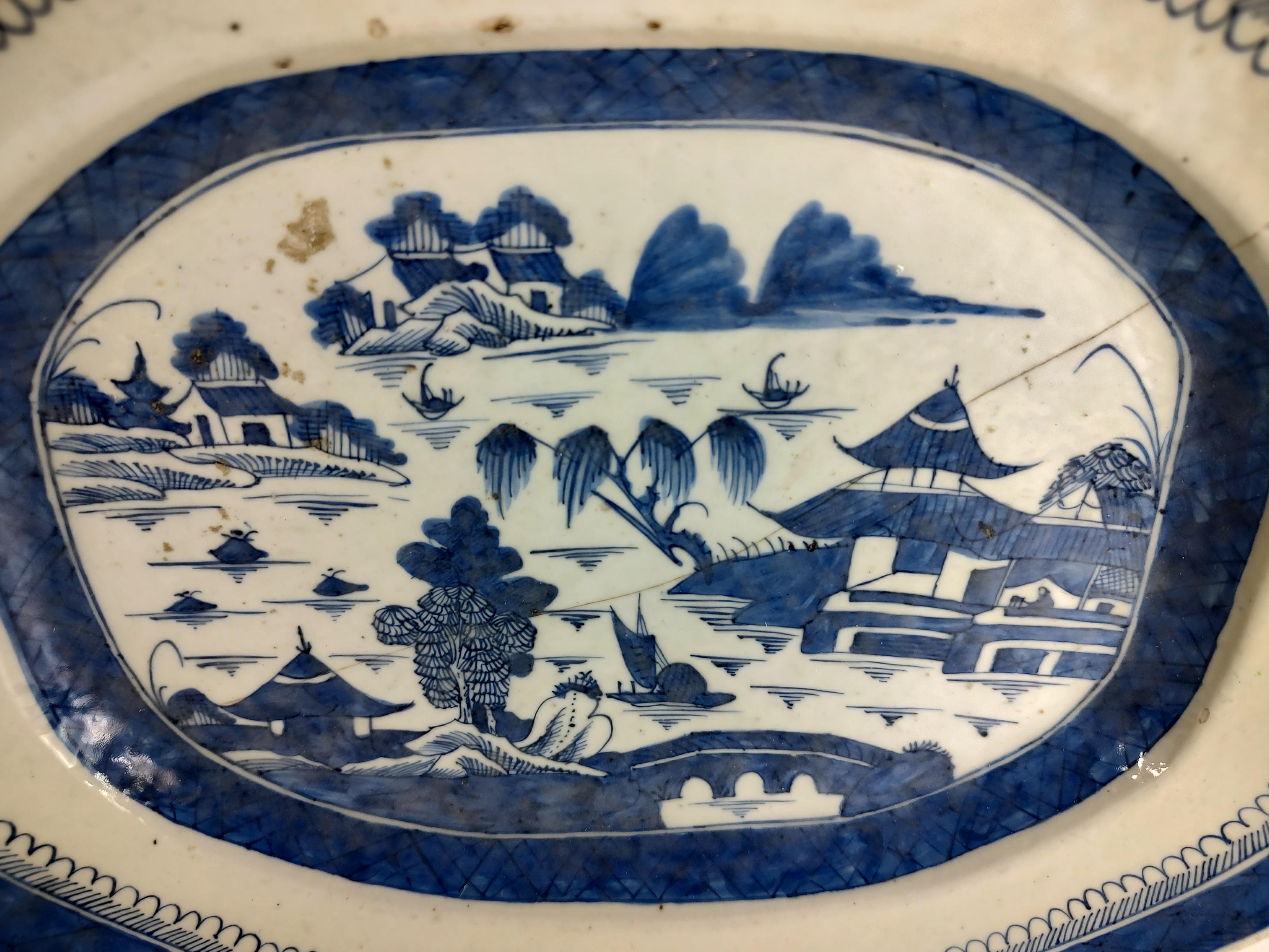 Cantonesische blau-weiße Servierplatte aus dem 19. Jahrhundert Canton Ware (Chinesisch) im Angebot