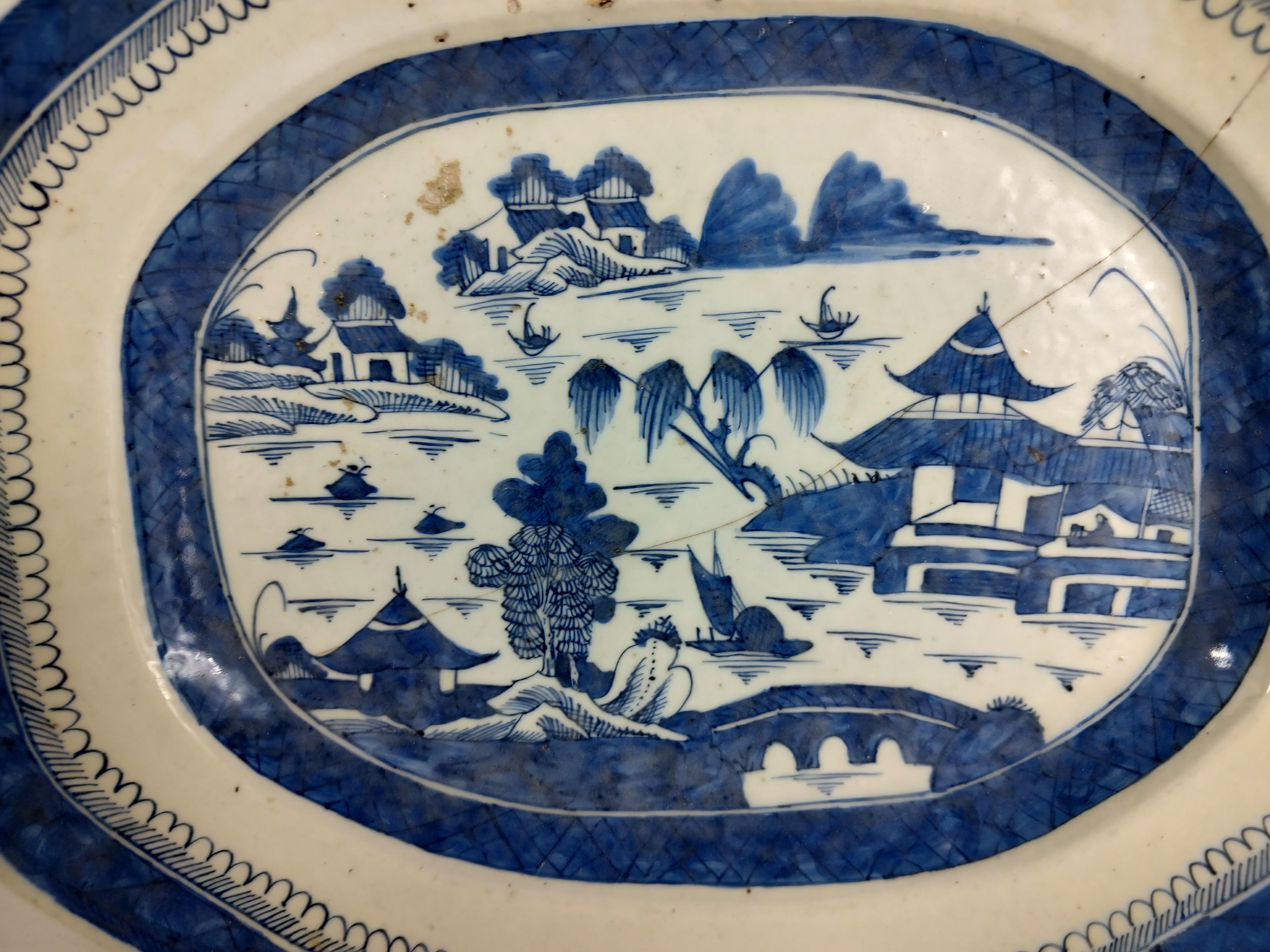 Cantonesische blau-weiße Servierplatte aus dem 19. Jahrhundert Canton Ware (Handgefertigt) im Angebot