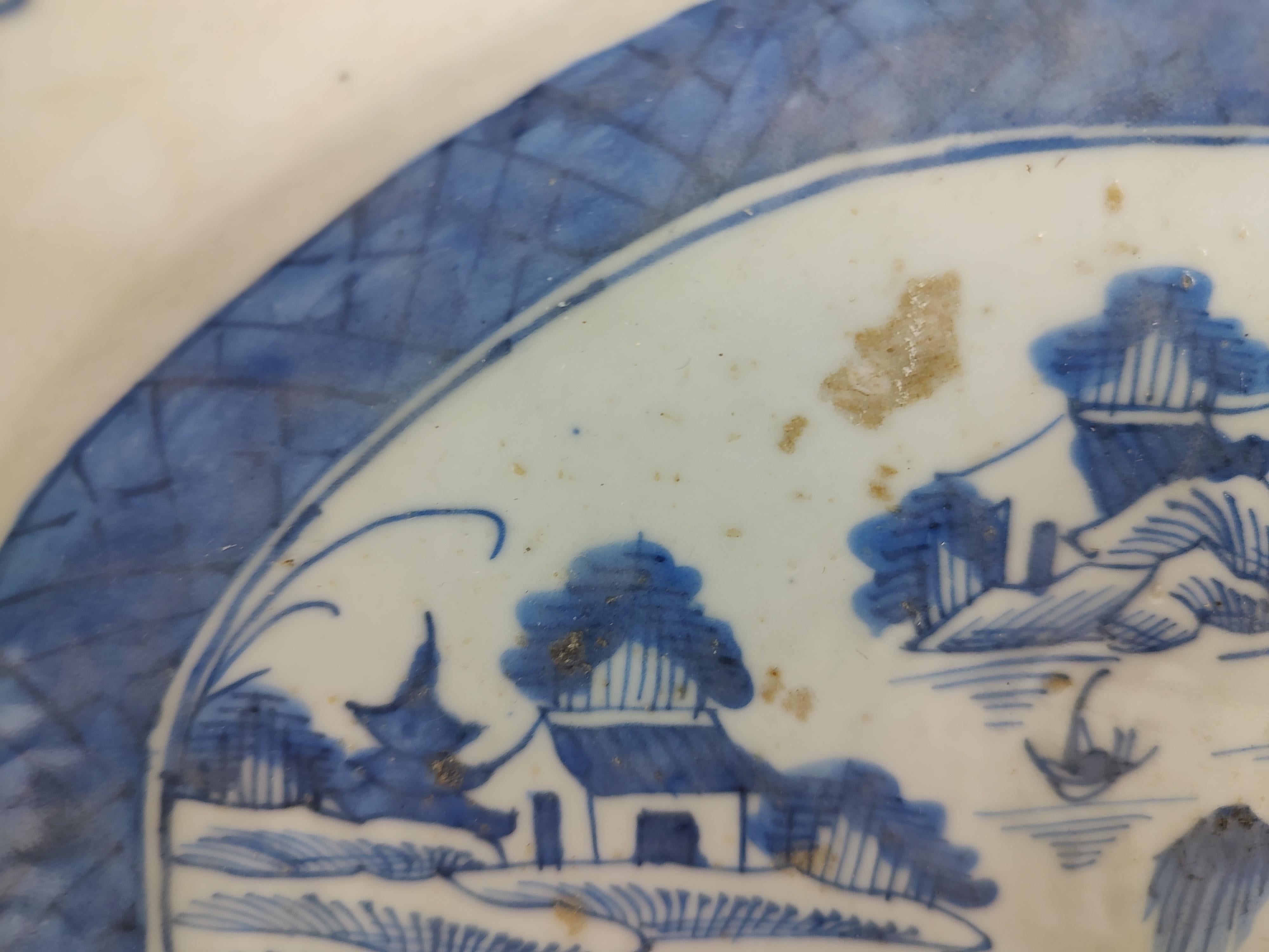 Cantonesische blau-weiße Servierplatte aus dem 19. Jahrhundert Canton Ware im Zustand „Relativ gut“ im Angebot in Port Jervis, NY