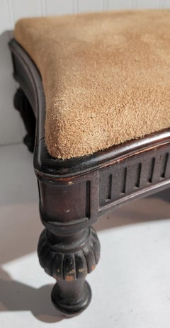 Taburete tallado del s. XIX con tapa de ante