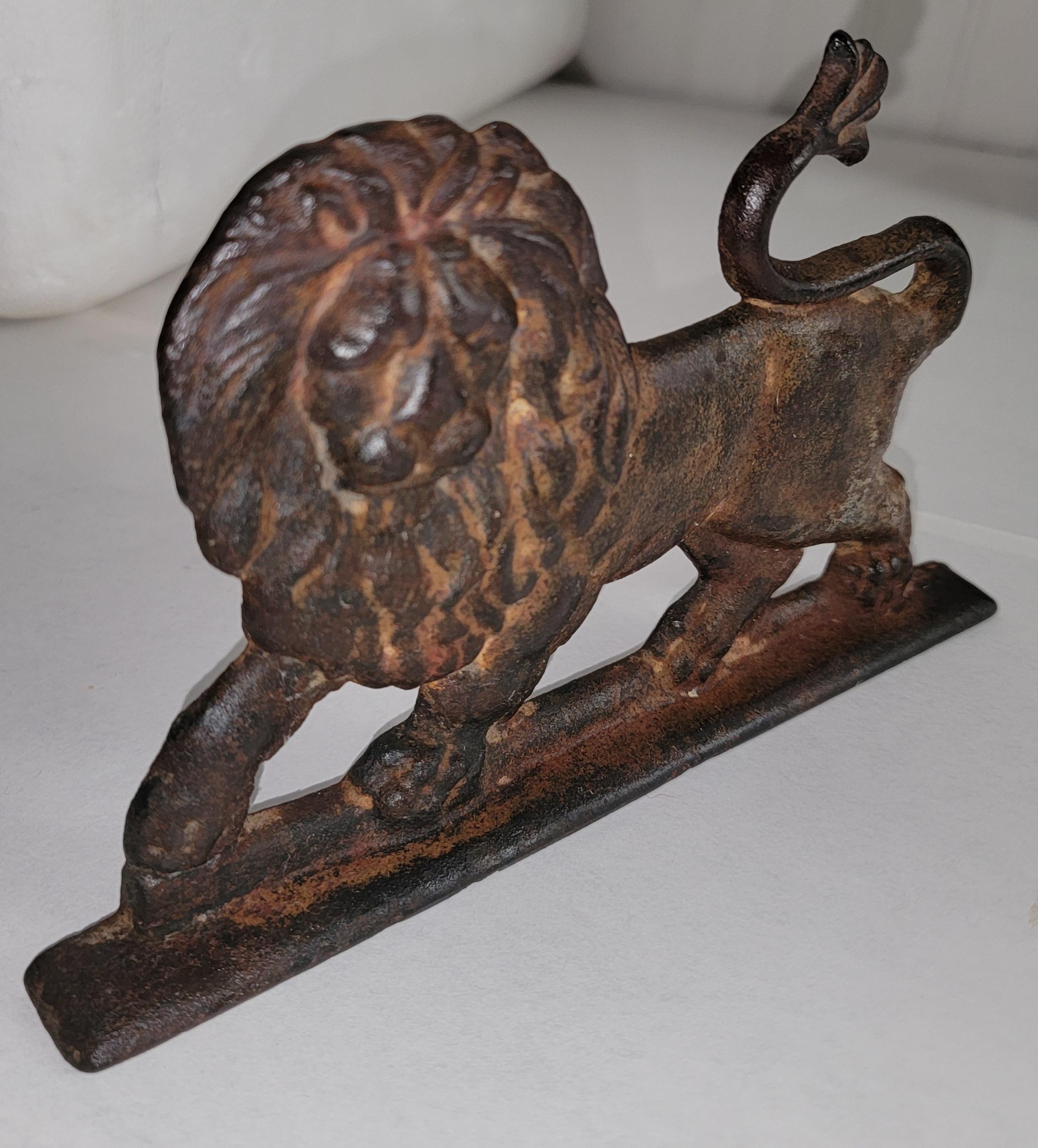 Stile Adirondack Fermaporta Leone in ghisa del XIX secolo in vendita