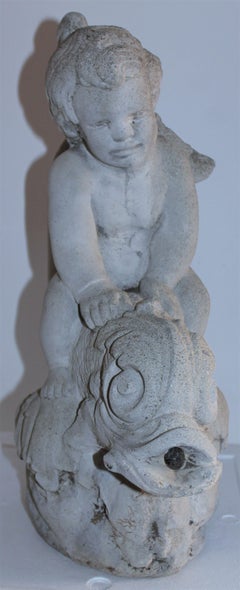 zementbrunnen aus dem 19. Jahrhundert mit dem "Jungen Poseidon":: der auf einem großen Koi reitet