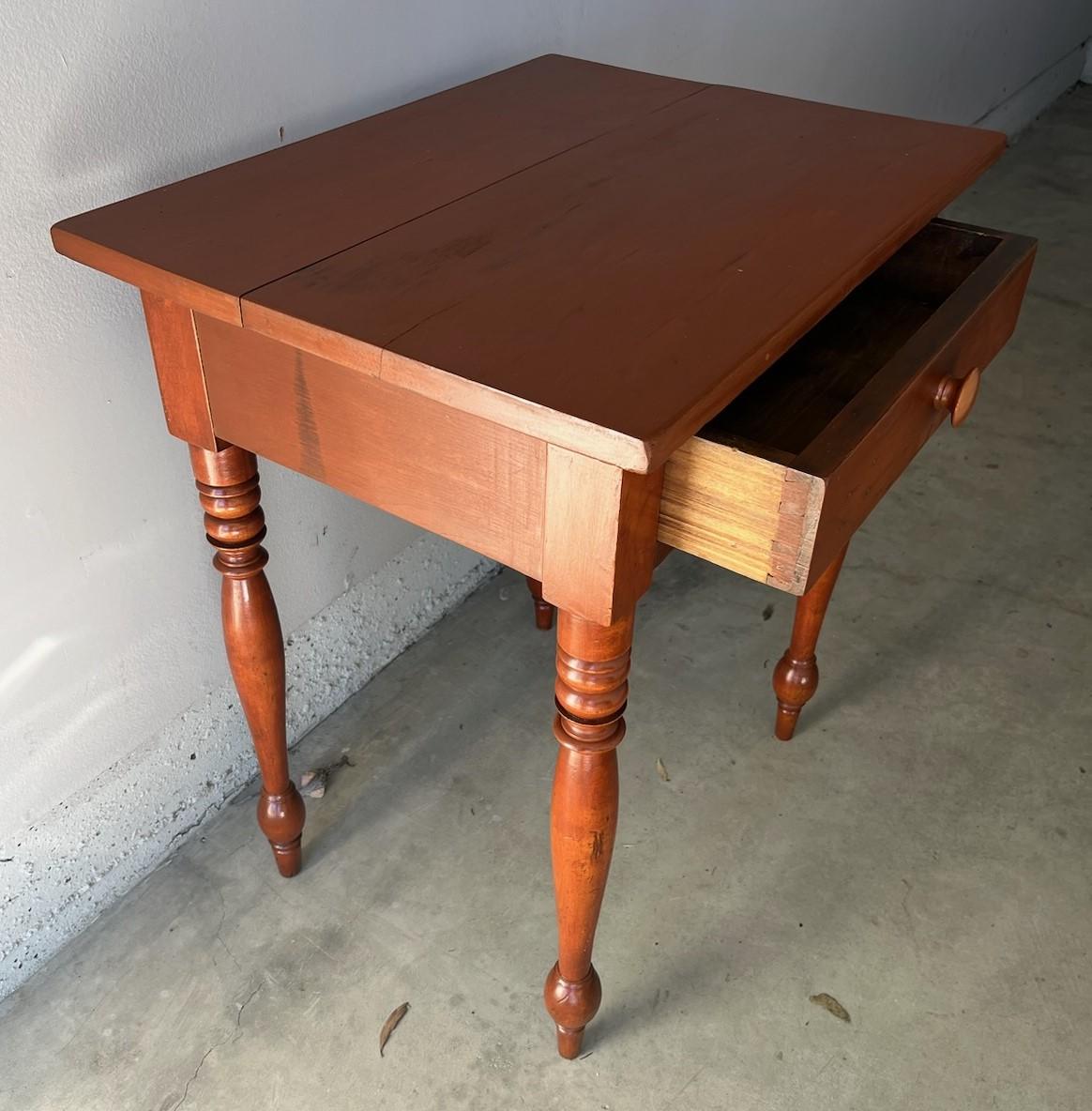 19Thc Cherry One Drawer End Table In Good Condition For Sale In Los Angeles, CA