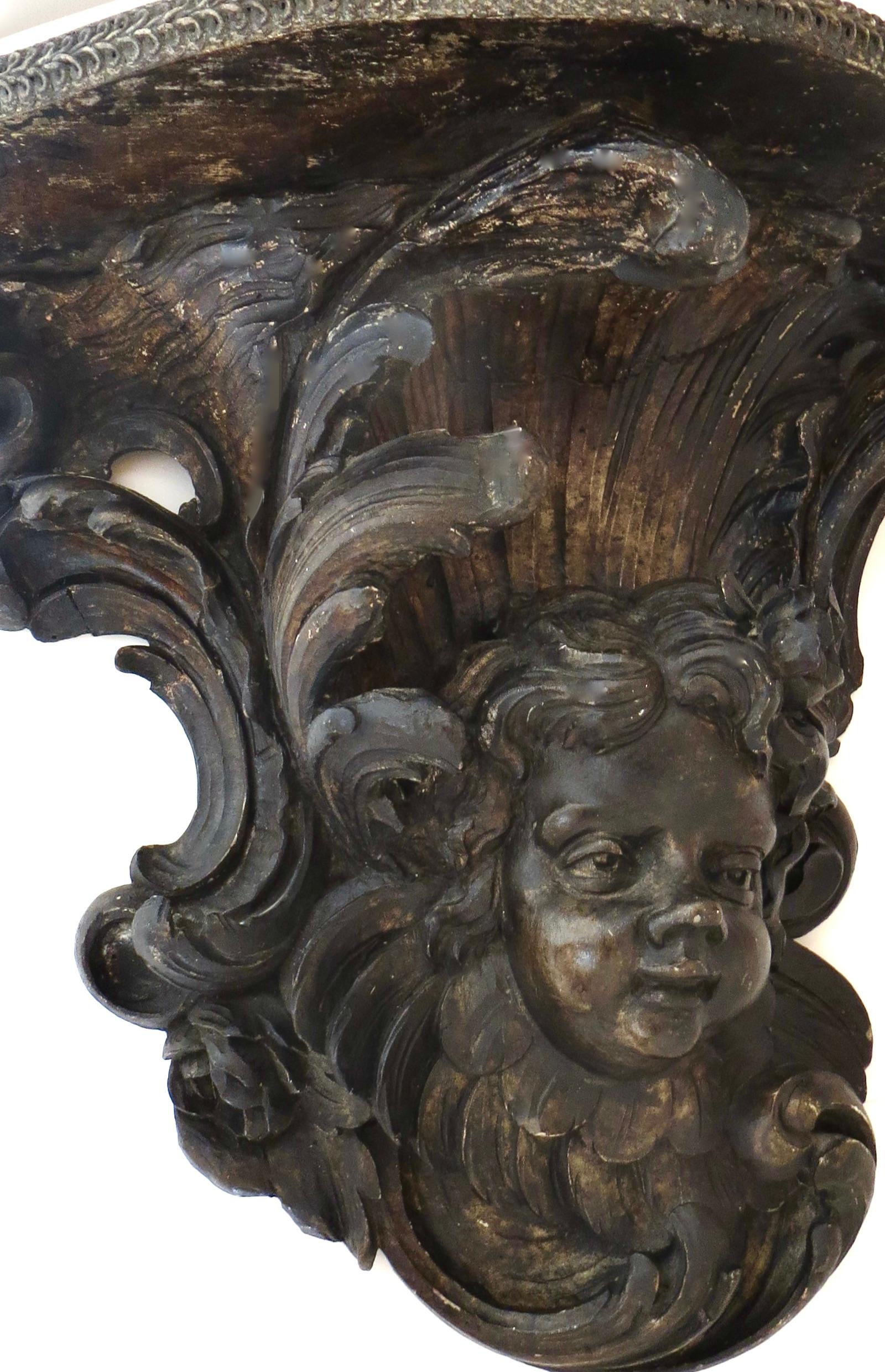 Belle décoration architecturale d'intérieur antique du XIXe siècle, de grande taille, sur le thème de l'angelot, en peinture anthracite/noire d'origine ; attrayante et adaptée pour être utilisée comme support mural (voir les images ; fil de fixation
