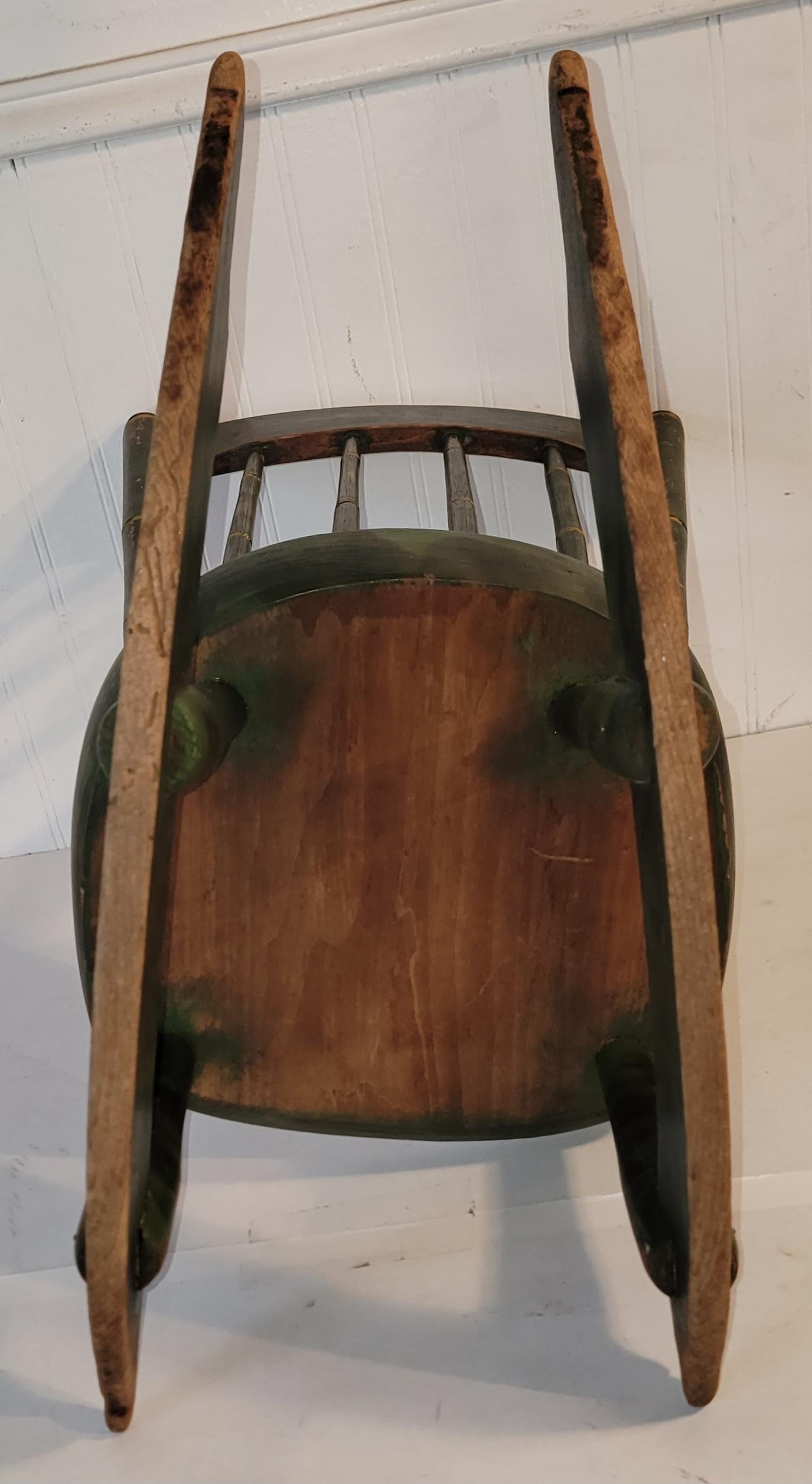 19. Jahrhundert Kind Schaukelstuhl. handgefertigt und handbemalt dieser Stuhl hat eine schöne florale Design durch die Wippe mit einem schönen patinierten grünen Hintergrund. Große Stabilität und Festigkeit. 