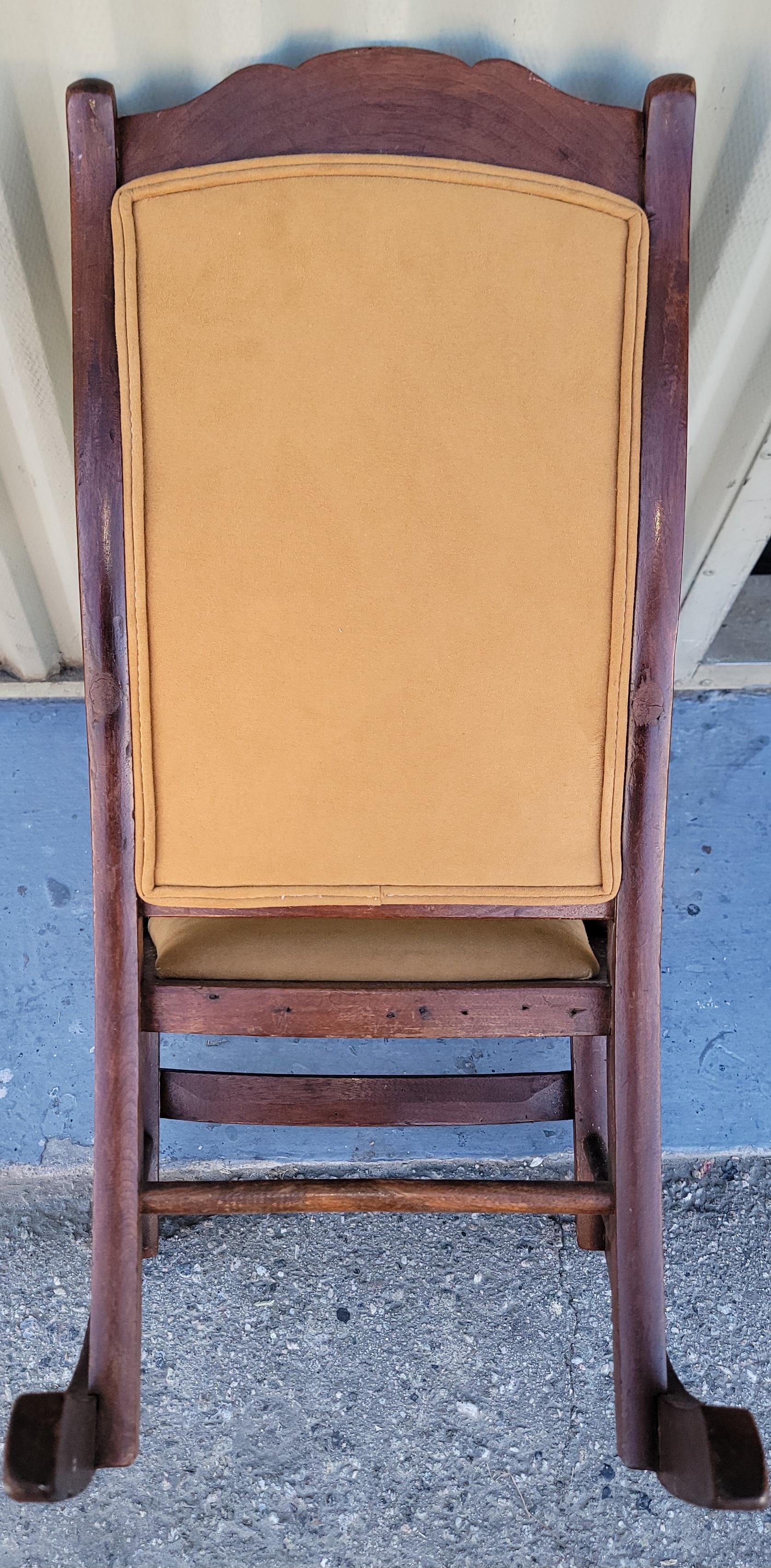 19Thc Child's Walnut Rocker In Good Condition For Sale In Los Angeles, CA