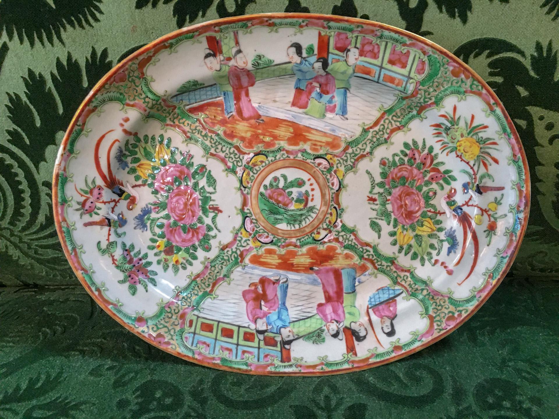 Ce joli plat à médaillon en forme de rose, exporté de Chine, a été peint à la main dans la première moitié du XIXe siècle avec des émaux surglacés de rose, de rouille, de vert, de bleu, de noir et de jaune sur un fond blanc.  La face du plat