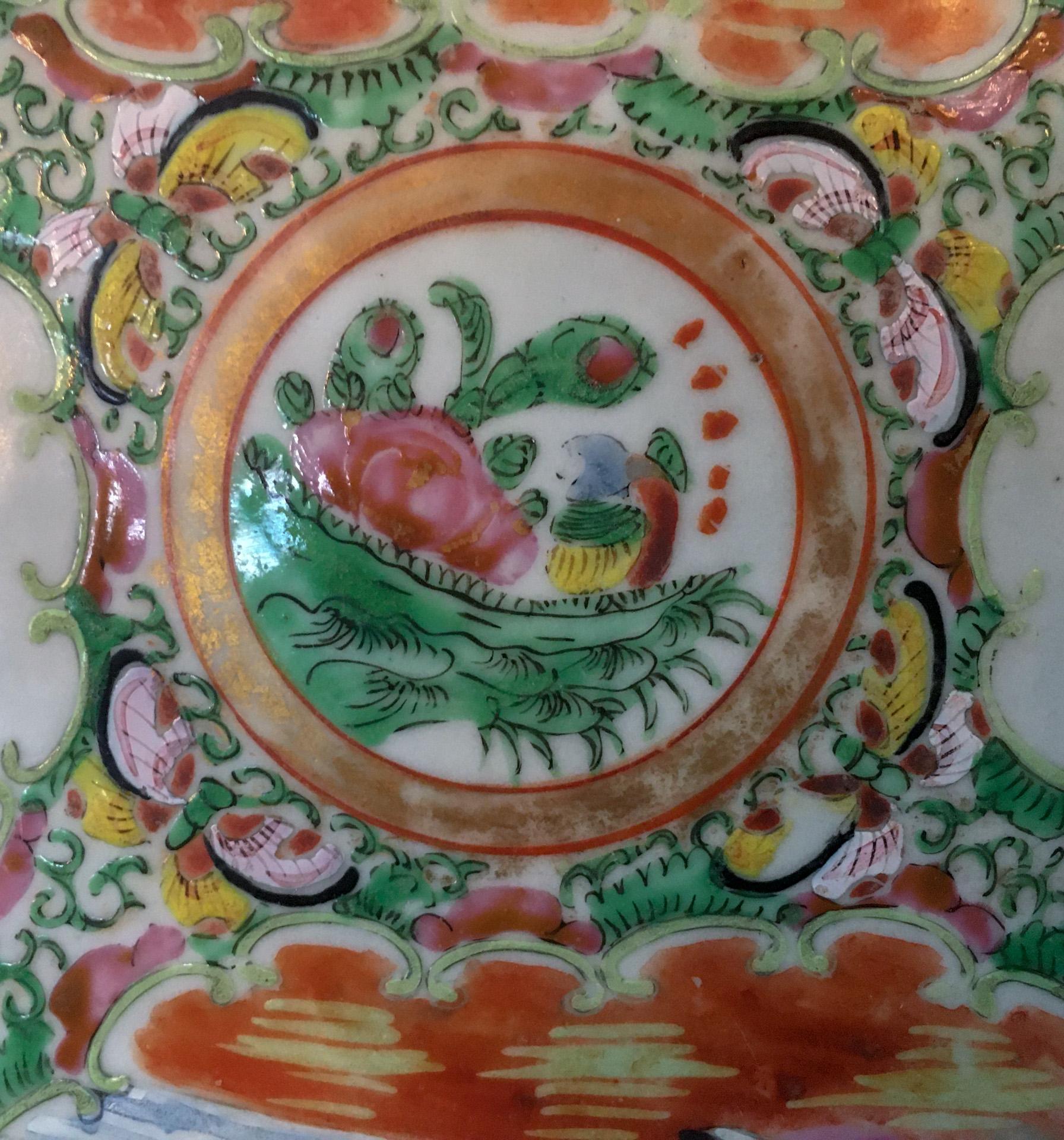 Exportation chinoise Plat à médaillon en forme de rose d'exportation chinoise du 19e siècle en vente