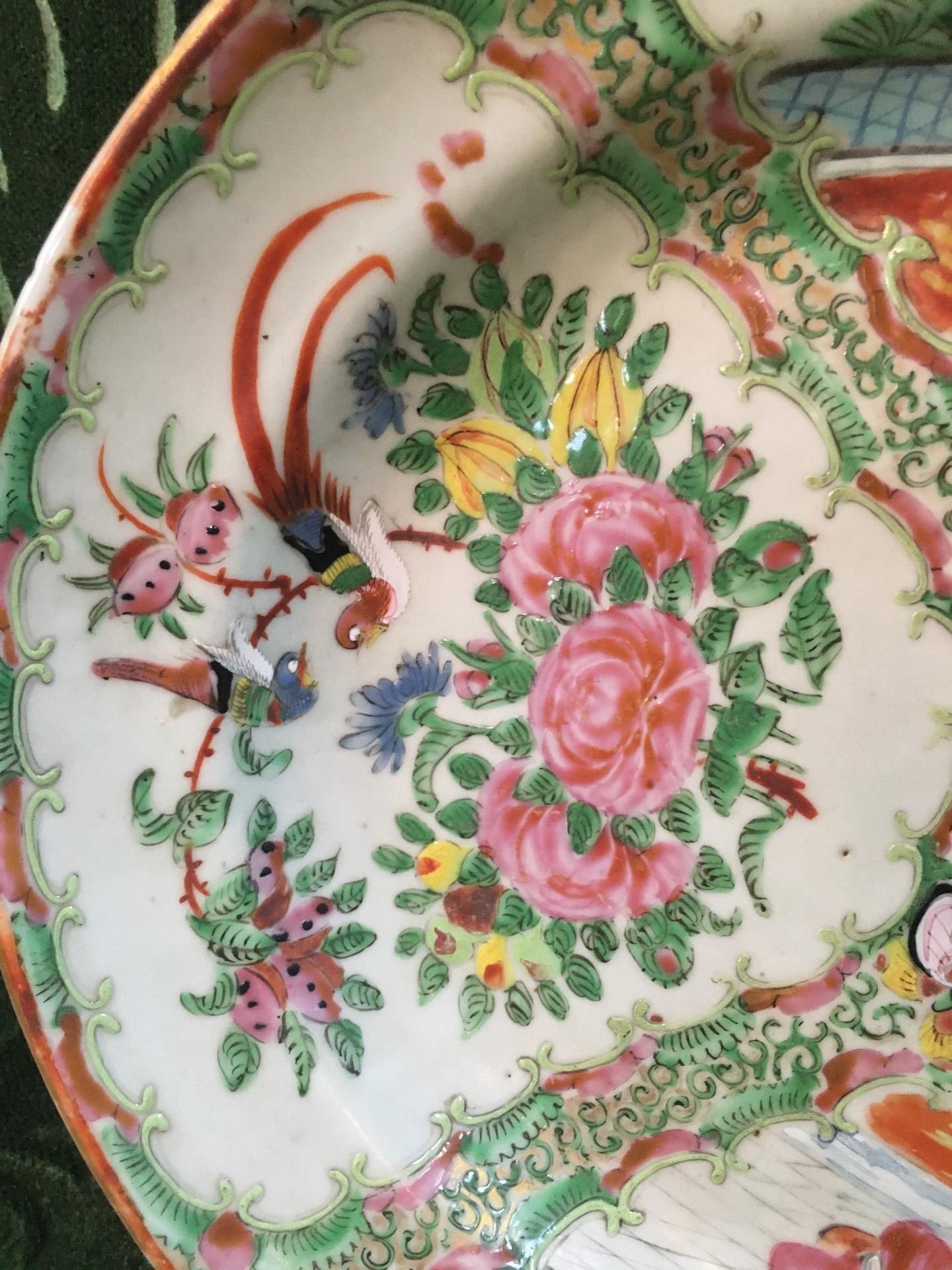 Peint à la main Plat à médaillon en forme de rose d'exportation chinoise du 19e siècle en vente