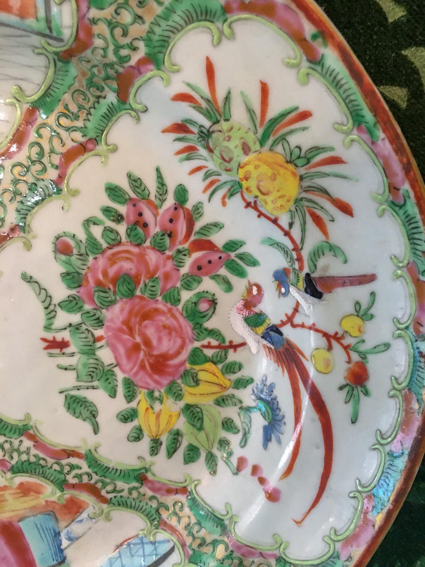 Plat à médaillon en forme de rose d'exportation chinoise du 19e siècle Bon état - En vente à Savannah, GA