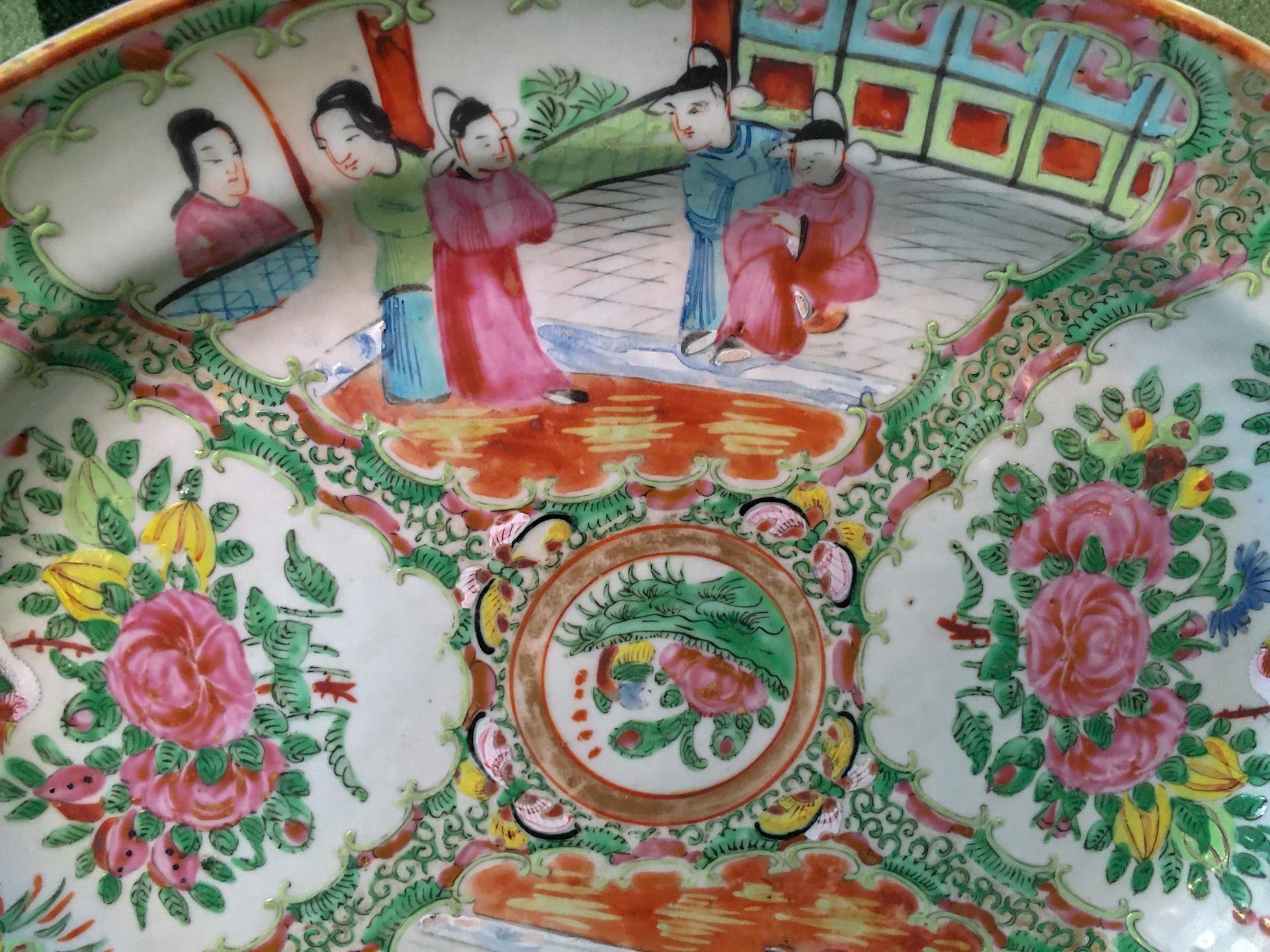 Milieu du XIXe siècle Plat à médaillon en forme de rose d'exportation chinoise du 19e siècle en vente