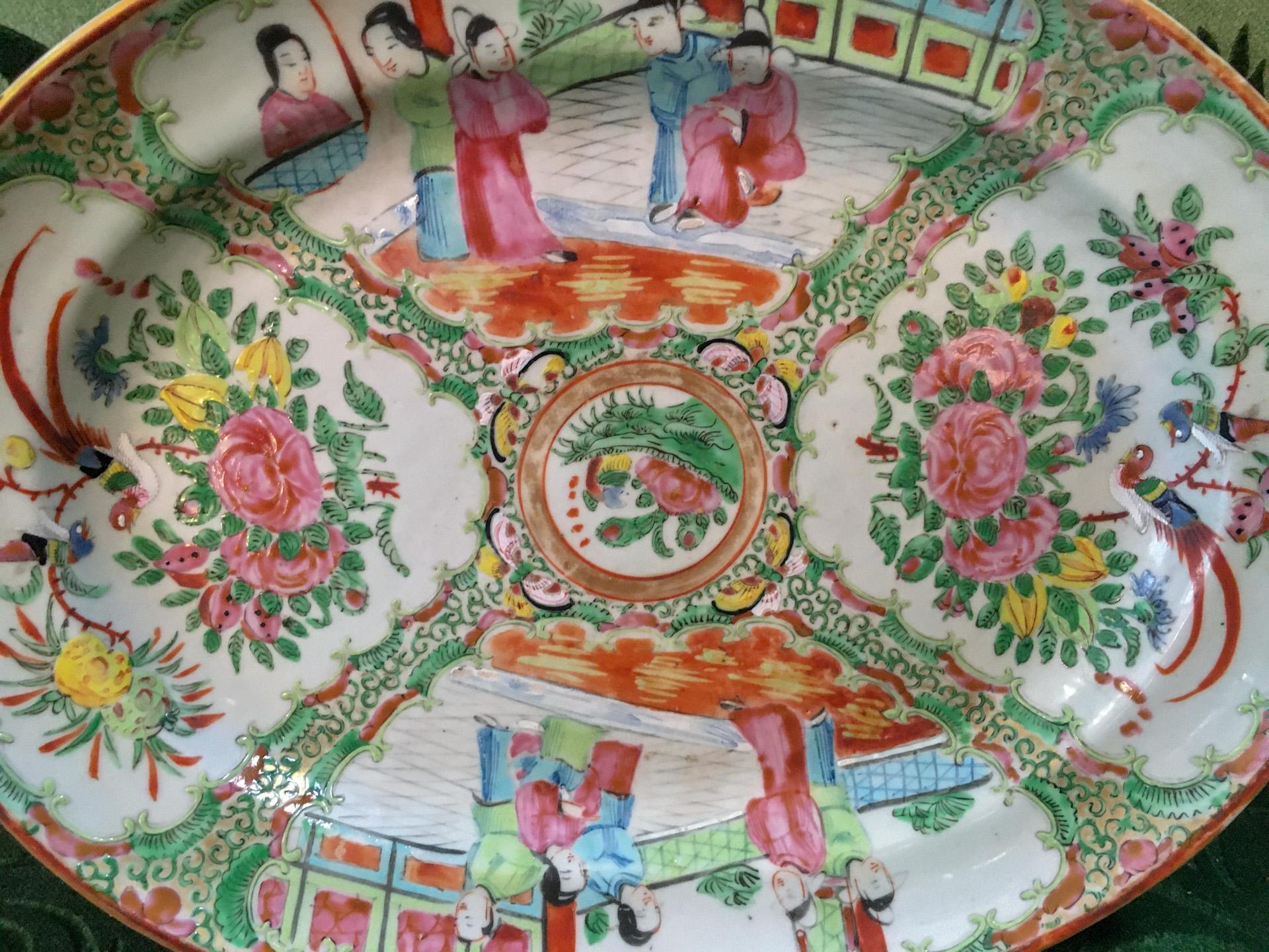 Céramique Plat à médaillon en forme de rose d'exportation chinoise du 19e siècle en vente