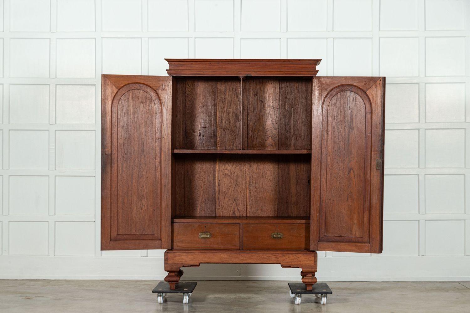 circa 1880
Armoire in teak di Campaigner del XIX secolo
sku 1877
W116 x D48 x H170 cm
Profondità interna del ripiano 40 cm
Peso 87 kg