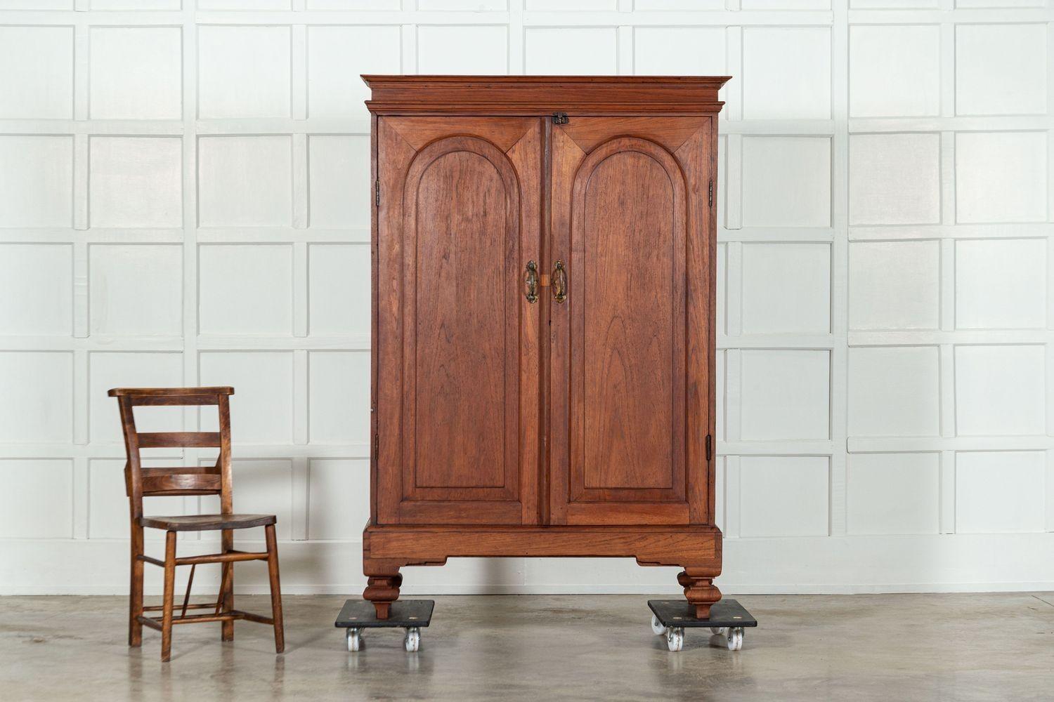 Teak Armoire in teak di Campaigner del XIX secolo in vendita