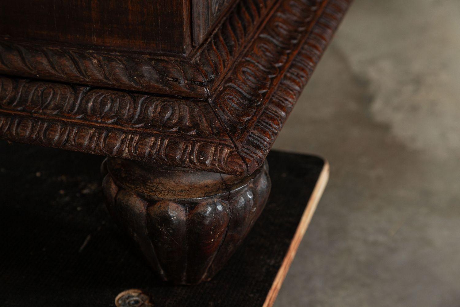 Coffre / Crédence en teck de campagne sculpté du 19e siècle colonial en vente 10