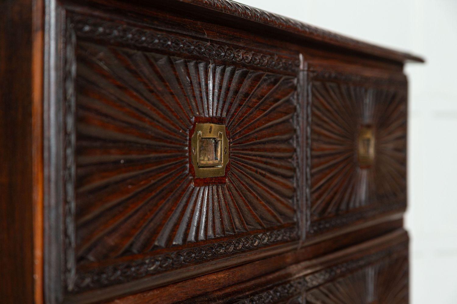 vers 1870
Coffre / Crédence en teck de campagne sculpté du 19e siècle colonial
sku 1878
W125 x D56 x H89 cm
Poids 90 kg