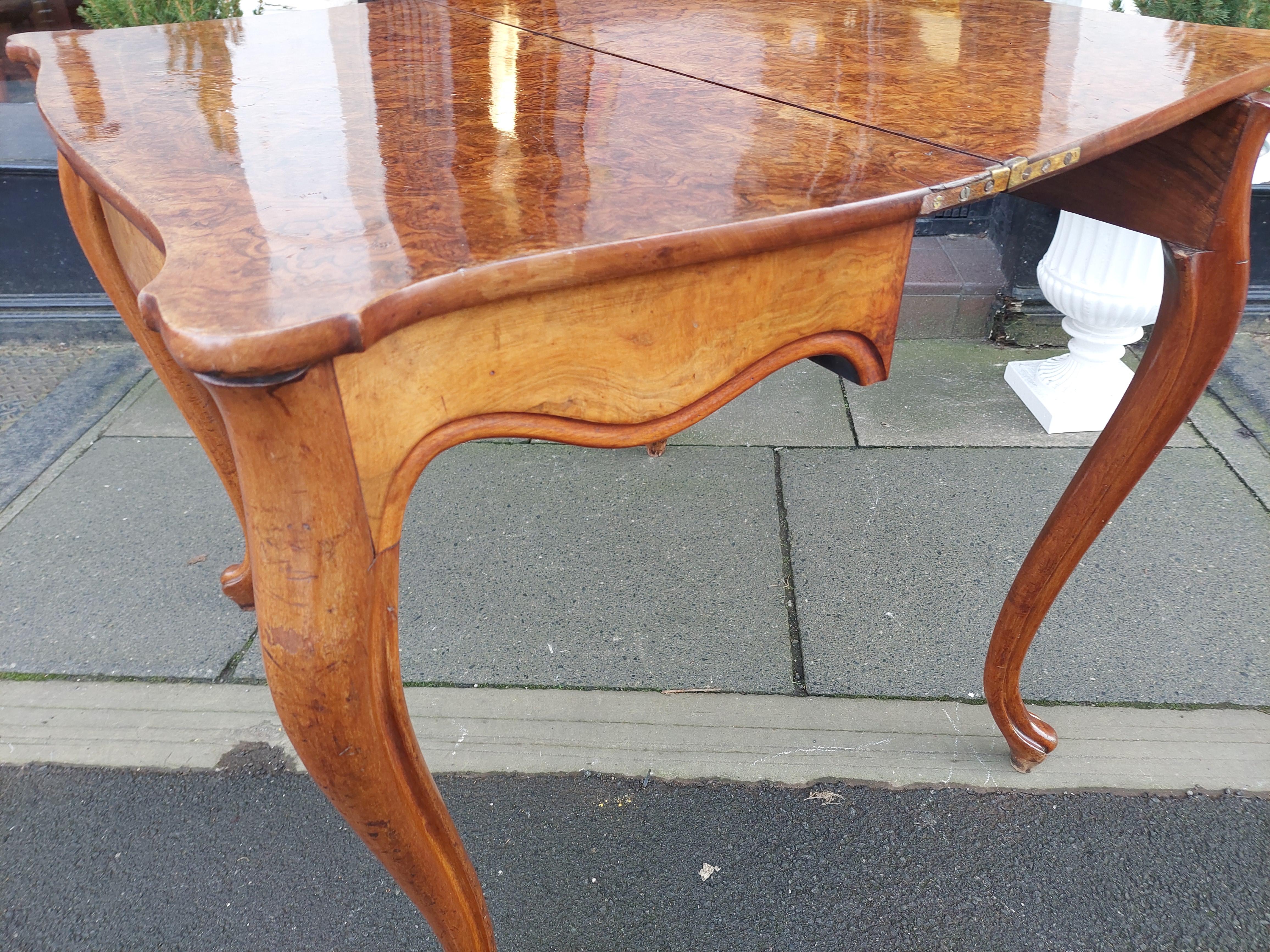 19thC Danish Burr Walnut Tea Table In Good Condition For Sale In Altrincham, GB