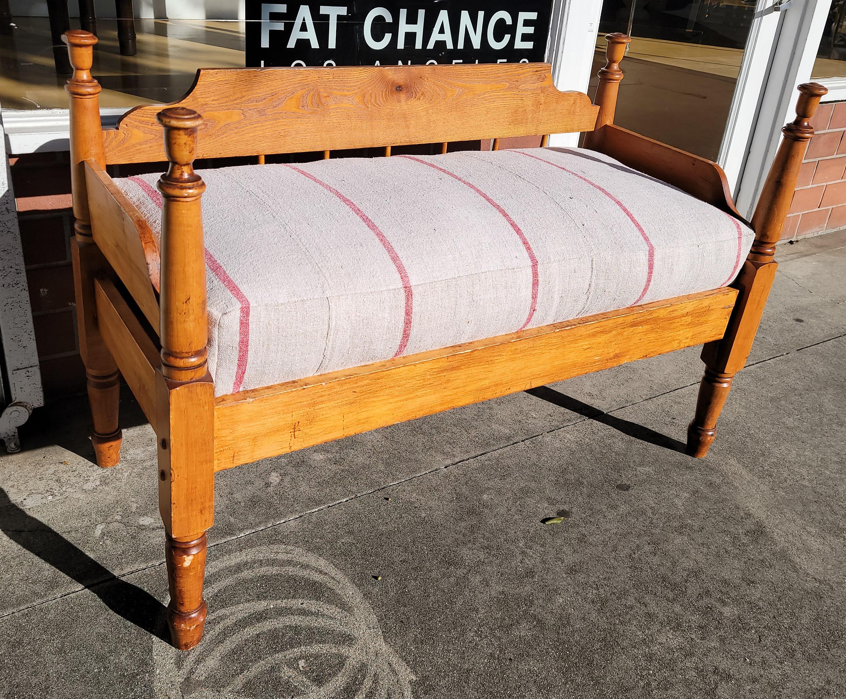 19th Century Daybed with Antique Homespun Linen Cushion In Good Condition In Los Angeles, CA