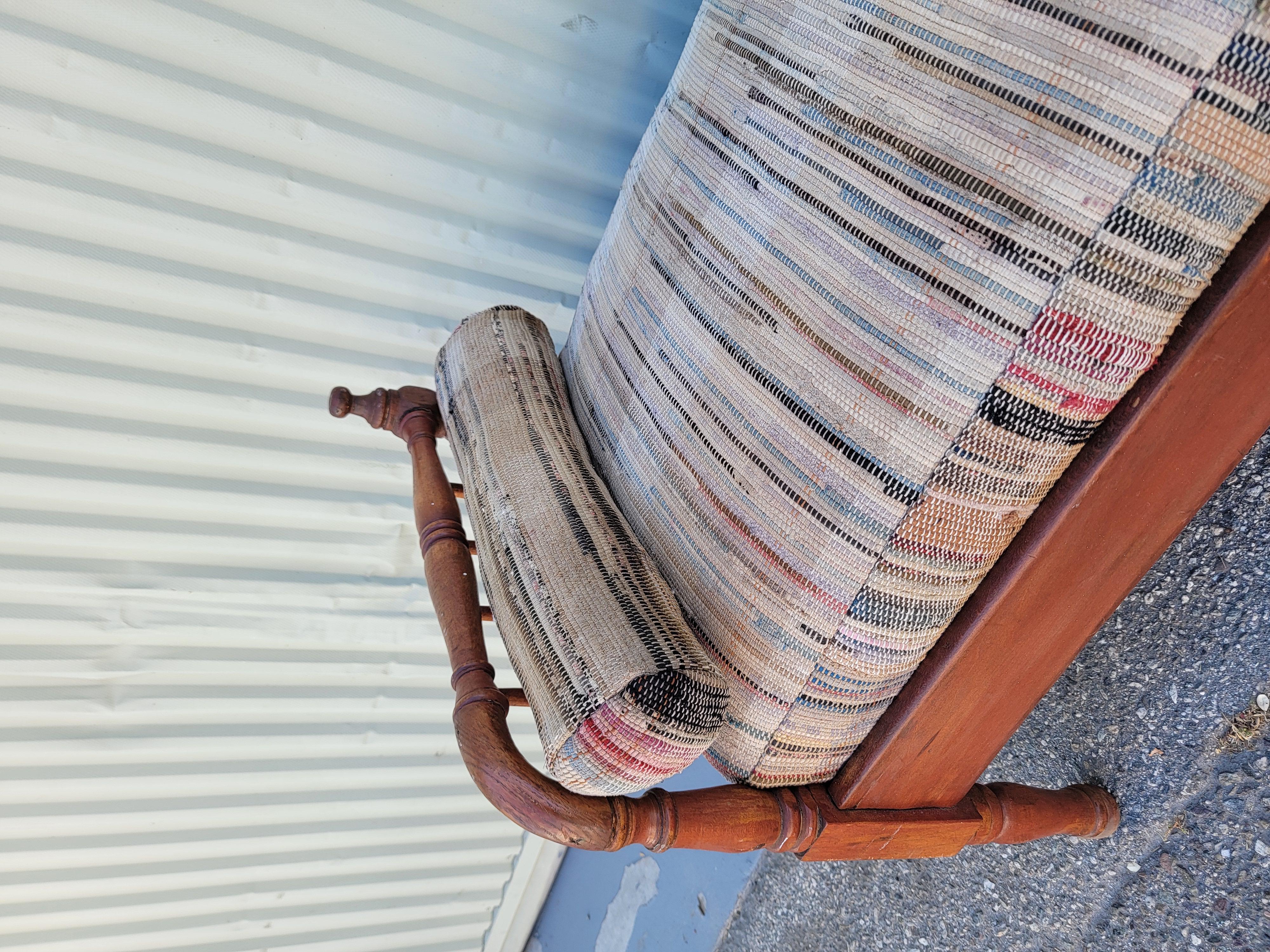 Lit de jour en bois fait à la main au 19ème siècle, les coussins ont été fabriqués à partir de tissu de chiffon vintage. Les inserts sont remplis de duvet et de plumes, le coussin de lit est doté d'un noyau de mousse qui lui permet de garder sa