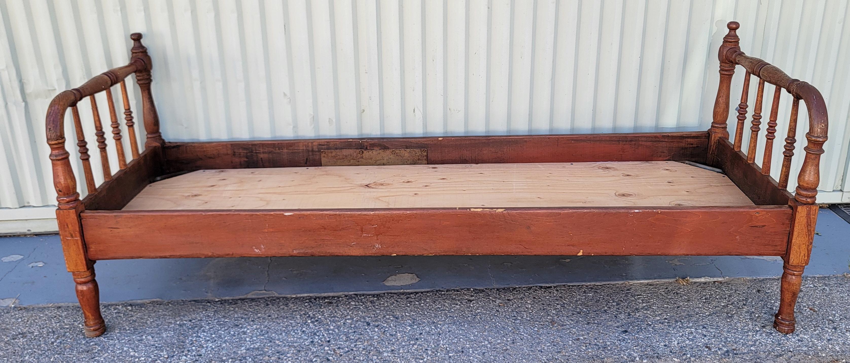 Adirondack 19thc Day Bed With 19thc Rag rug Cushions en vente