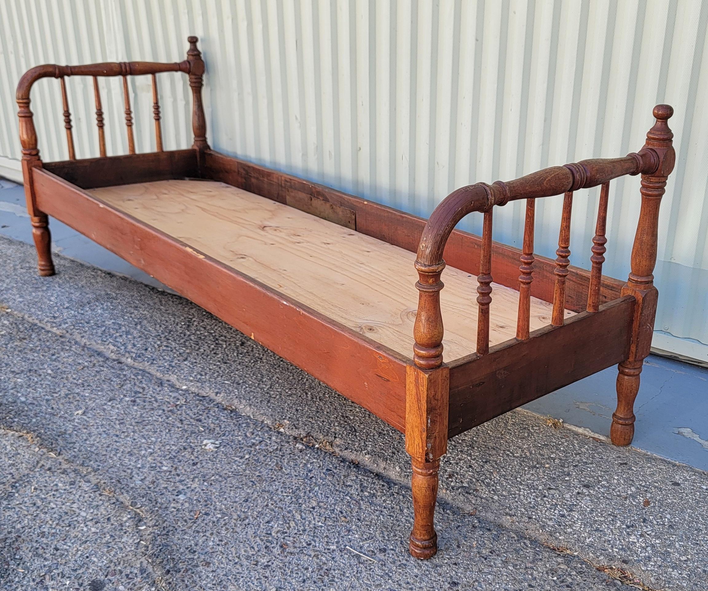 Bois 19thc Day Bed With 19thc Rag rug Cushions en vente