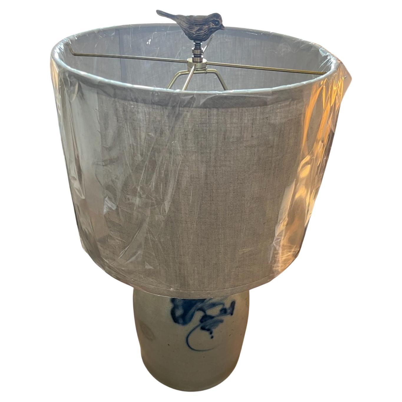 19New Original cruche en grès décorée d'un oiseau, nouvellement câblée et électrifiée, cette lampe est accompagnée d'un nouvel abat-jour en lin fait sur mesure.