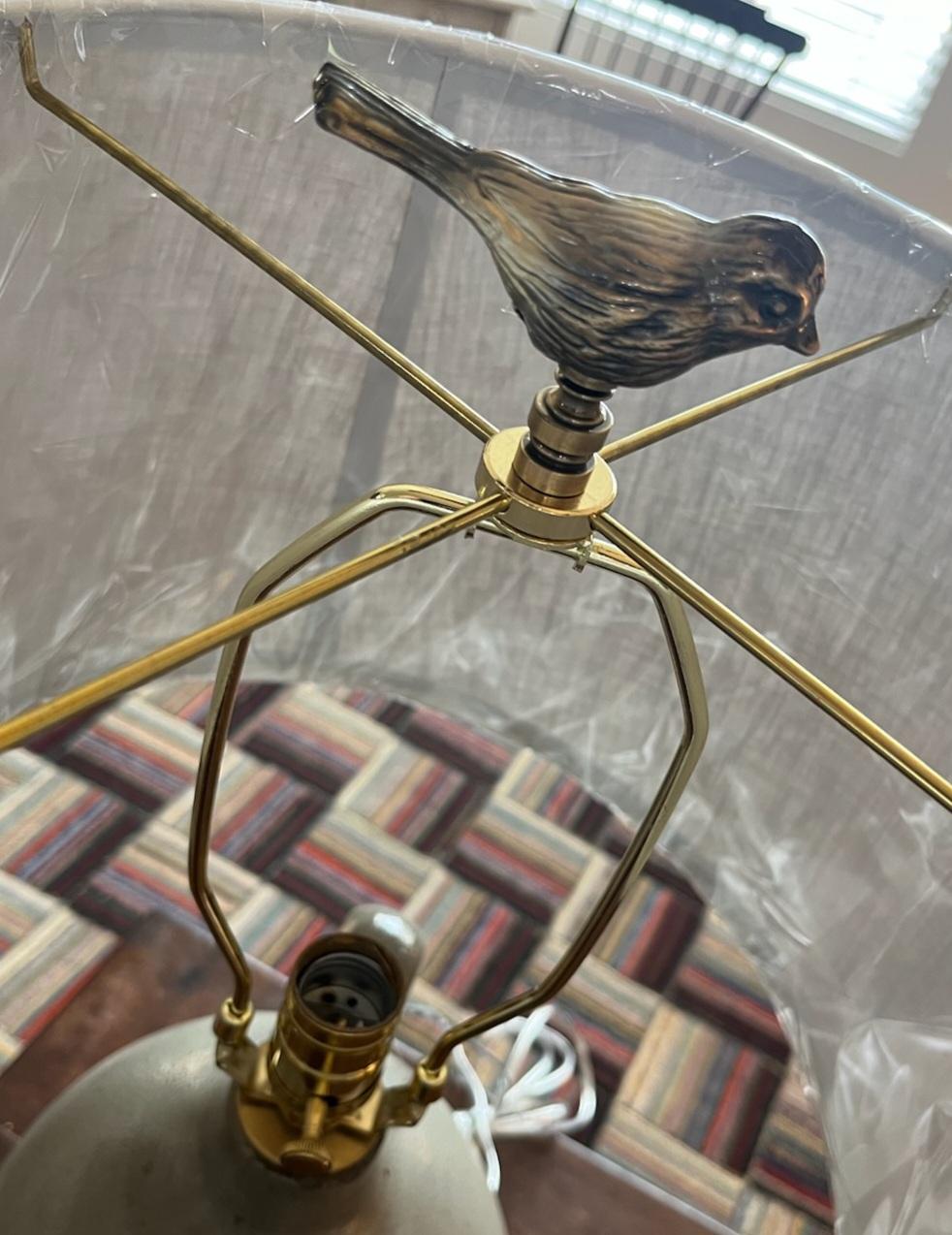 Lampe oiseau en grès décoré du 19e siècle avec abat-jour Bon état - En vente à Los Angeles, CA